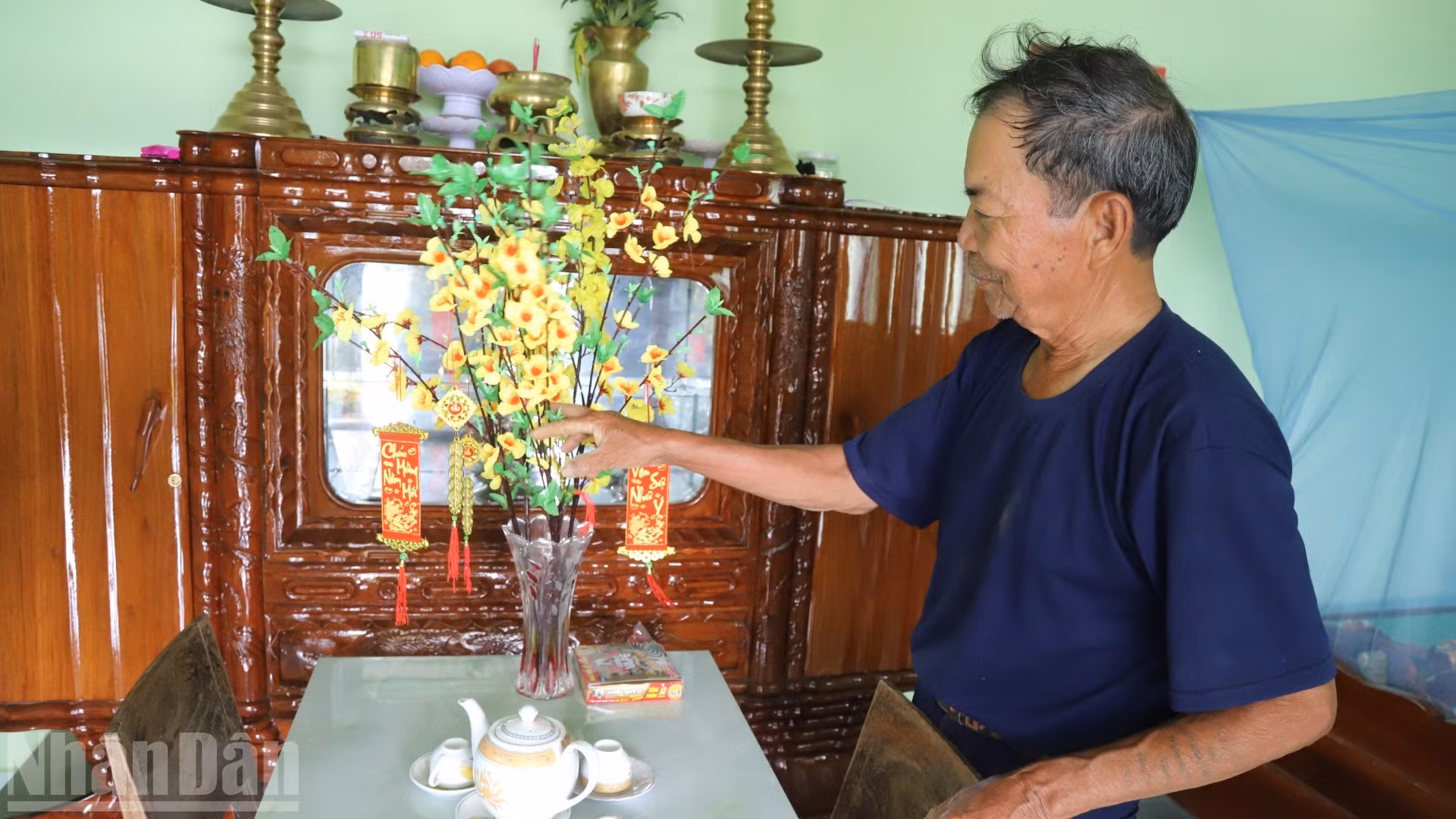 Tran Van Khanh decora la casa para recibir el Tet en su nueva vivienda.