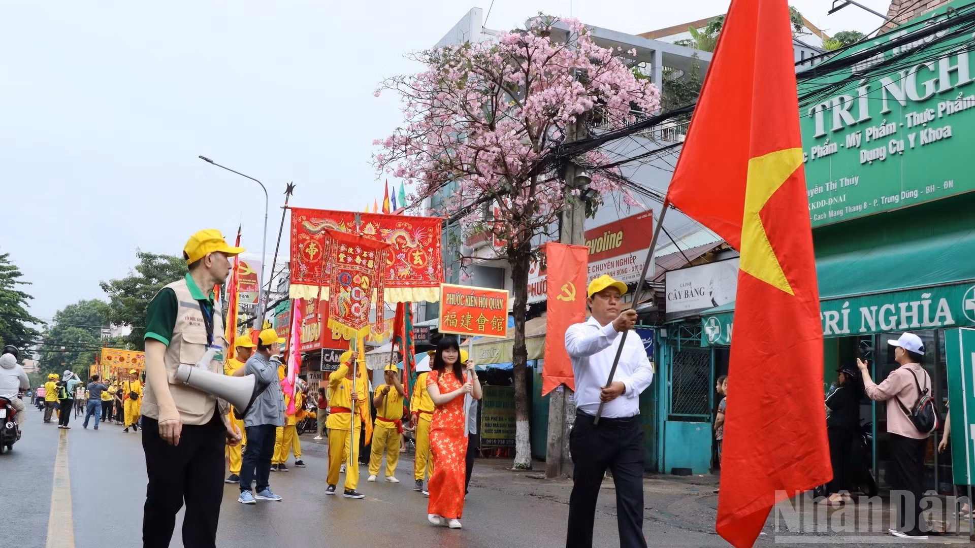 La comitiva, de cerca de 800 personas, sale del templo Phung Son Tu en la calle Cach Mang Thang Tam (Revolución de Agosto), barrio de Tran Bien.