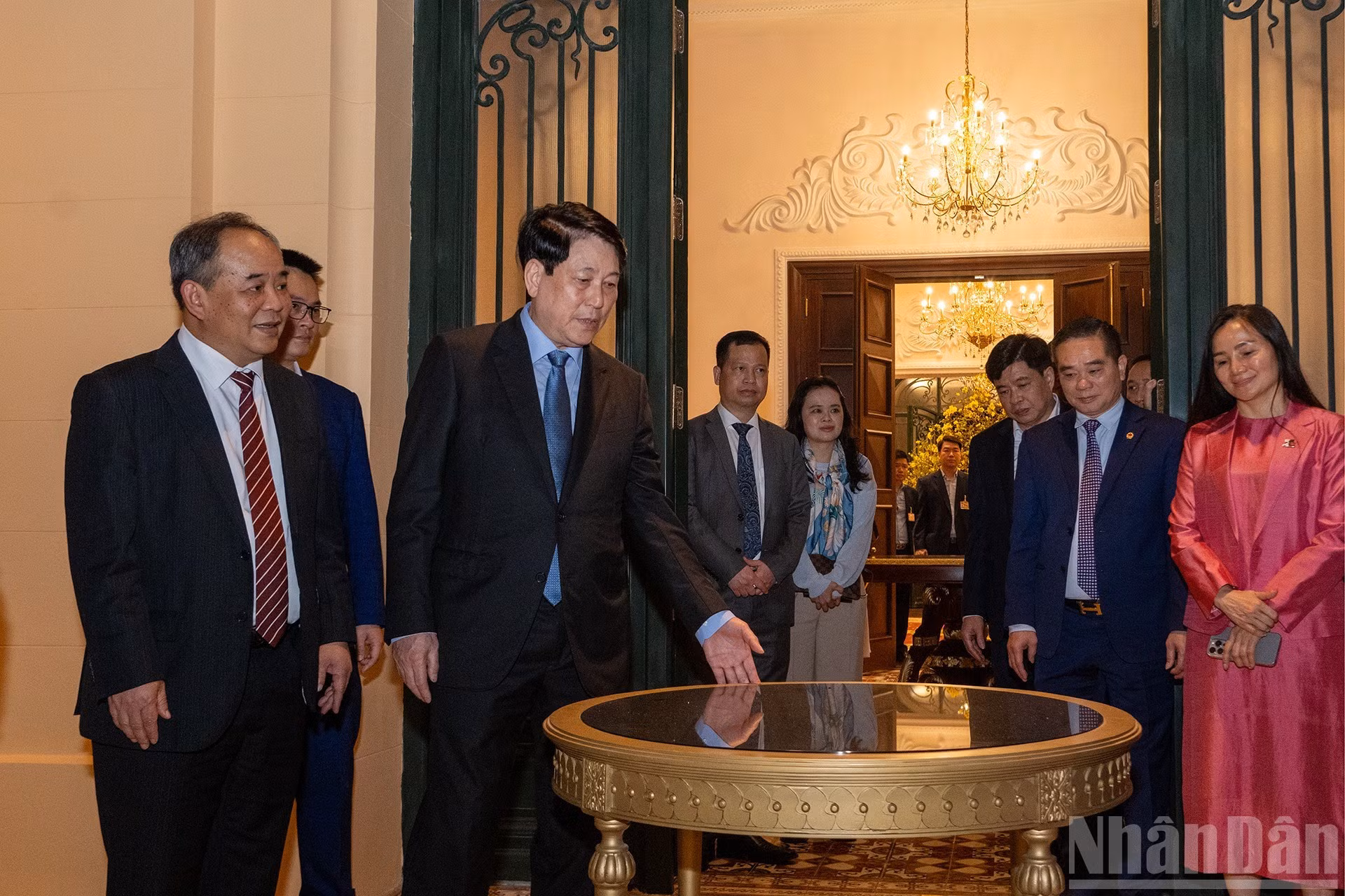 Los delegados recorren la sede de la Oficina Presidencial en Bac Bo Phu.