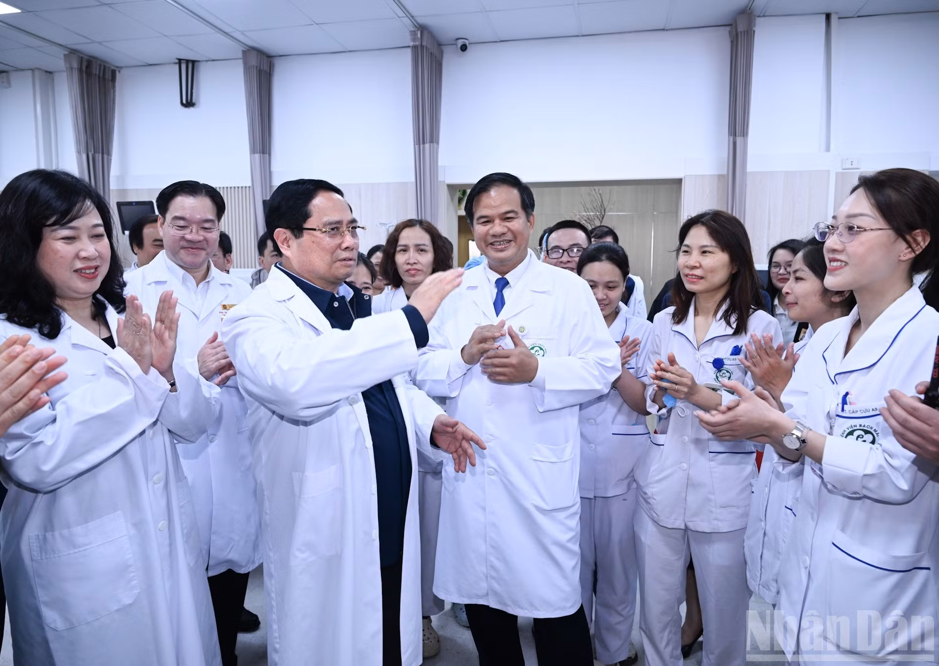 El primer ministro de Vietnam, Pham Minh Chinh, con el personal médico del Hospital Bach Mai.