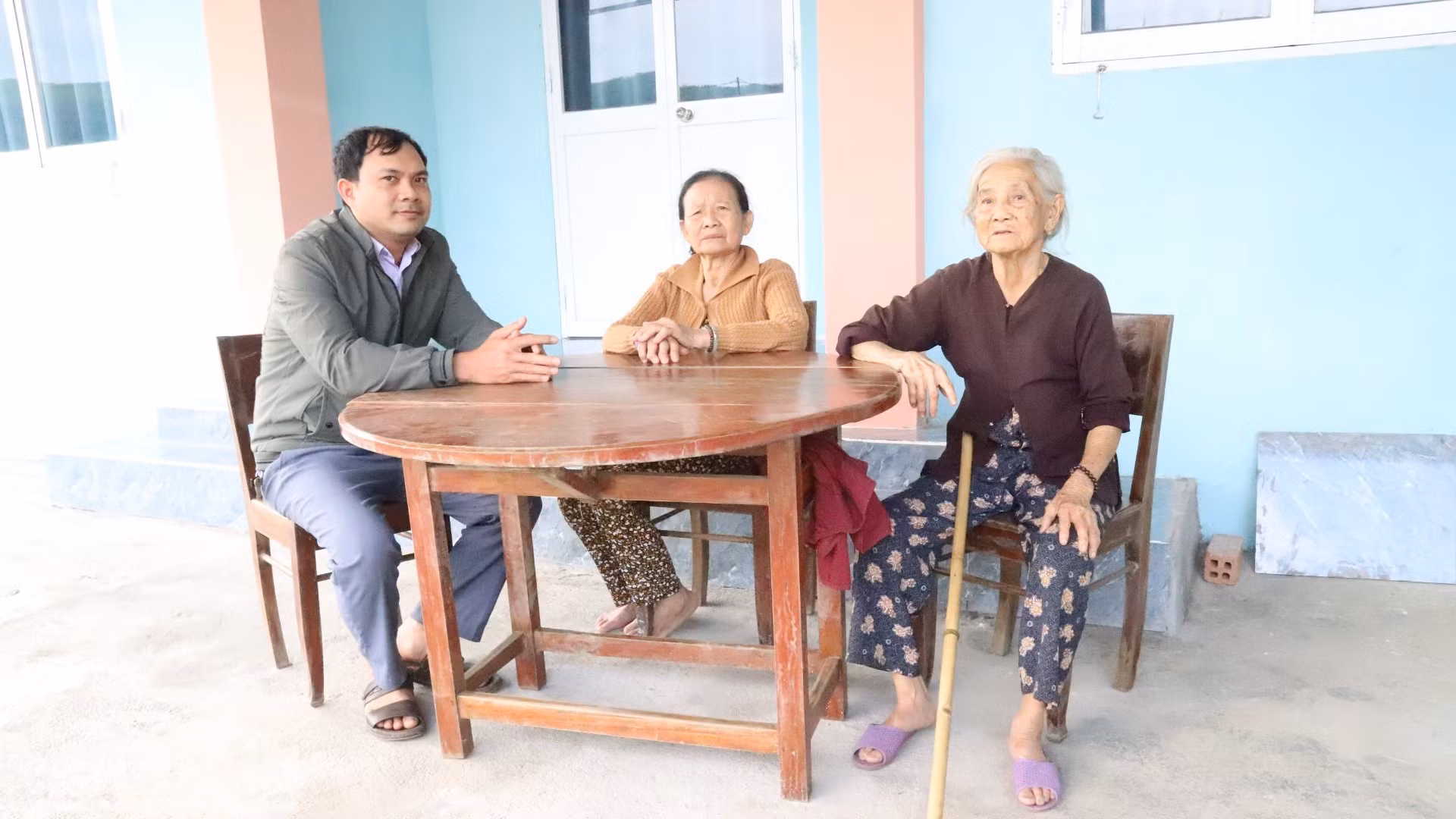 Truong Thi Lai (centro) afirma que este es el Tet más feliz de su vida, al poder celebrarlo en su nuevo hogar.