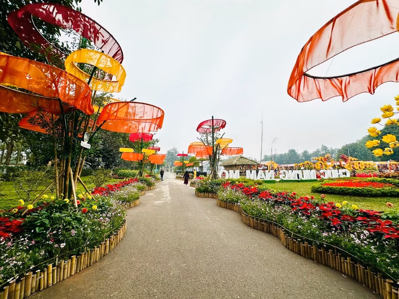 La Ciudadela Imperial de Thang Long fue el primer sitio de Hanói declarado Patrimonio Cultural de la Humanidad por la Unesco en 2010, lo que refleja los más de mil años de historia de la antigua capital, Thang Long-Hanói. La creación de esta calle floral permite al público experimentar el Tet tradicional vietnamita en estrecha conexión con la historia y la identidad cultural del país.