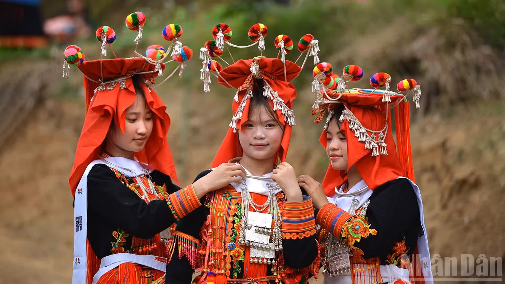 Tonos índigo y plateados en trajes nupciales de novias de los dao tuyen en Lai Chau, Vietnam