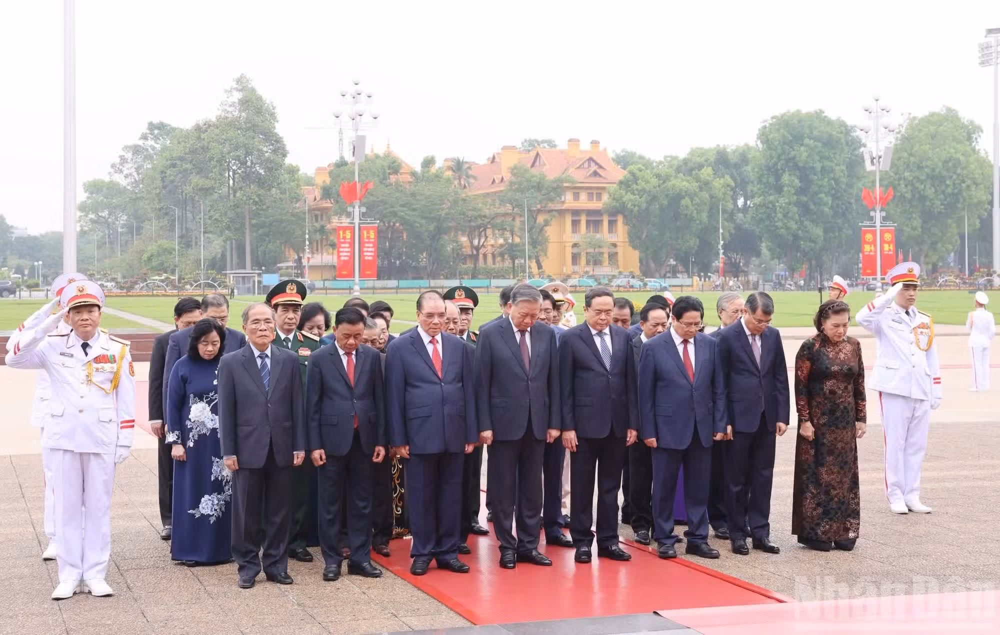La delegación rinde tributo al Presidente Ho Chi Minh.