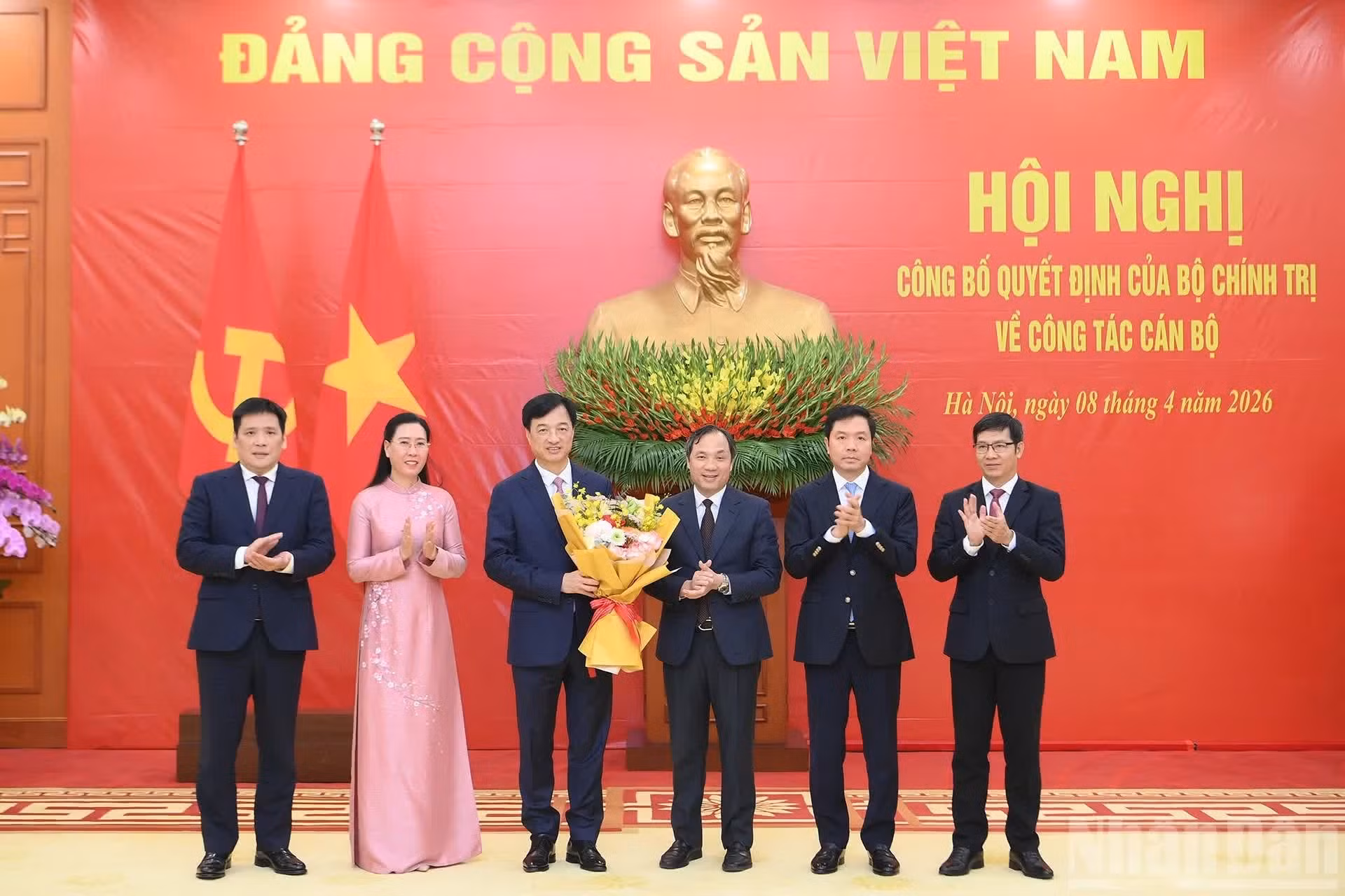 Los funcionarios de la Comisión de Organización del Comité Central del PCV felicitan a Nguyen Duy Ngoc.