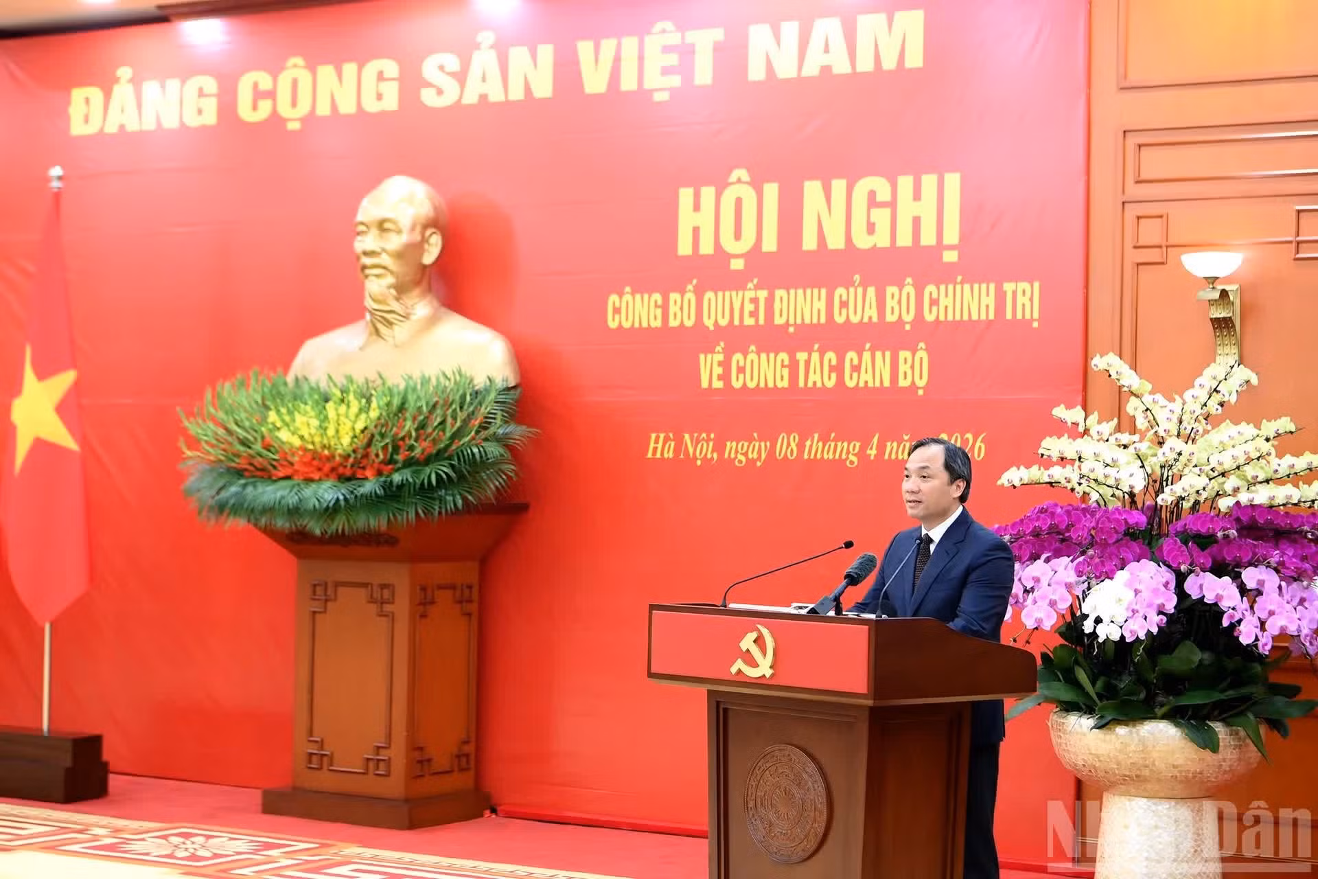 Hoang Trung Dung, miembro del Comité Central del Partido y subjefe permanente de su Comisión de Organización, anuncia las decisiones del Buró Político en materia de personal.