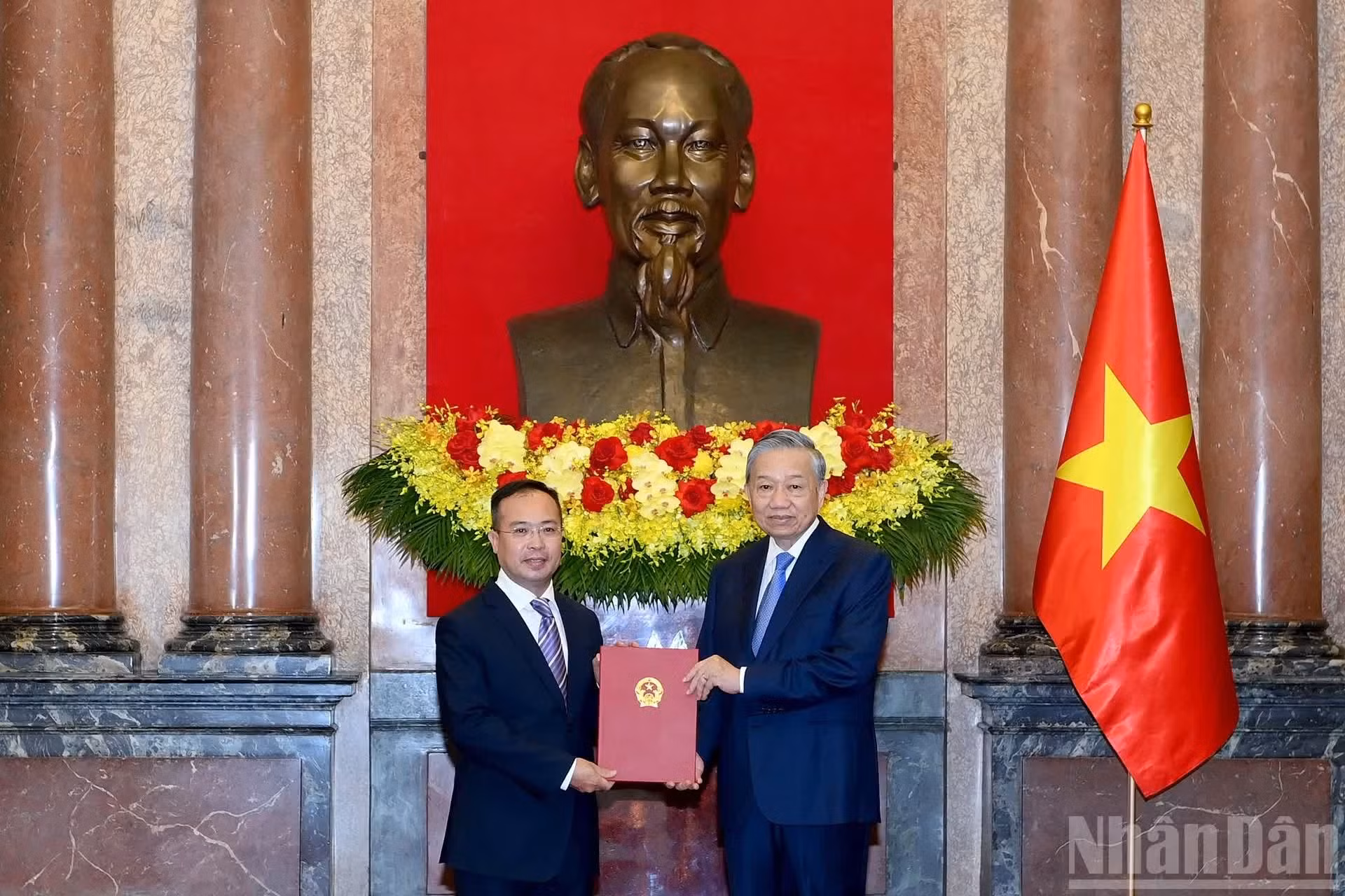 Entrega la decisión de nombramiento a Nguyen Thanh Le como embajador de Vietnam en Kazajistán, concurrente ante Kirguistán, Tayikistán y Georgia.