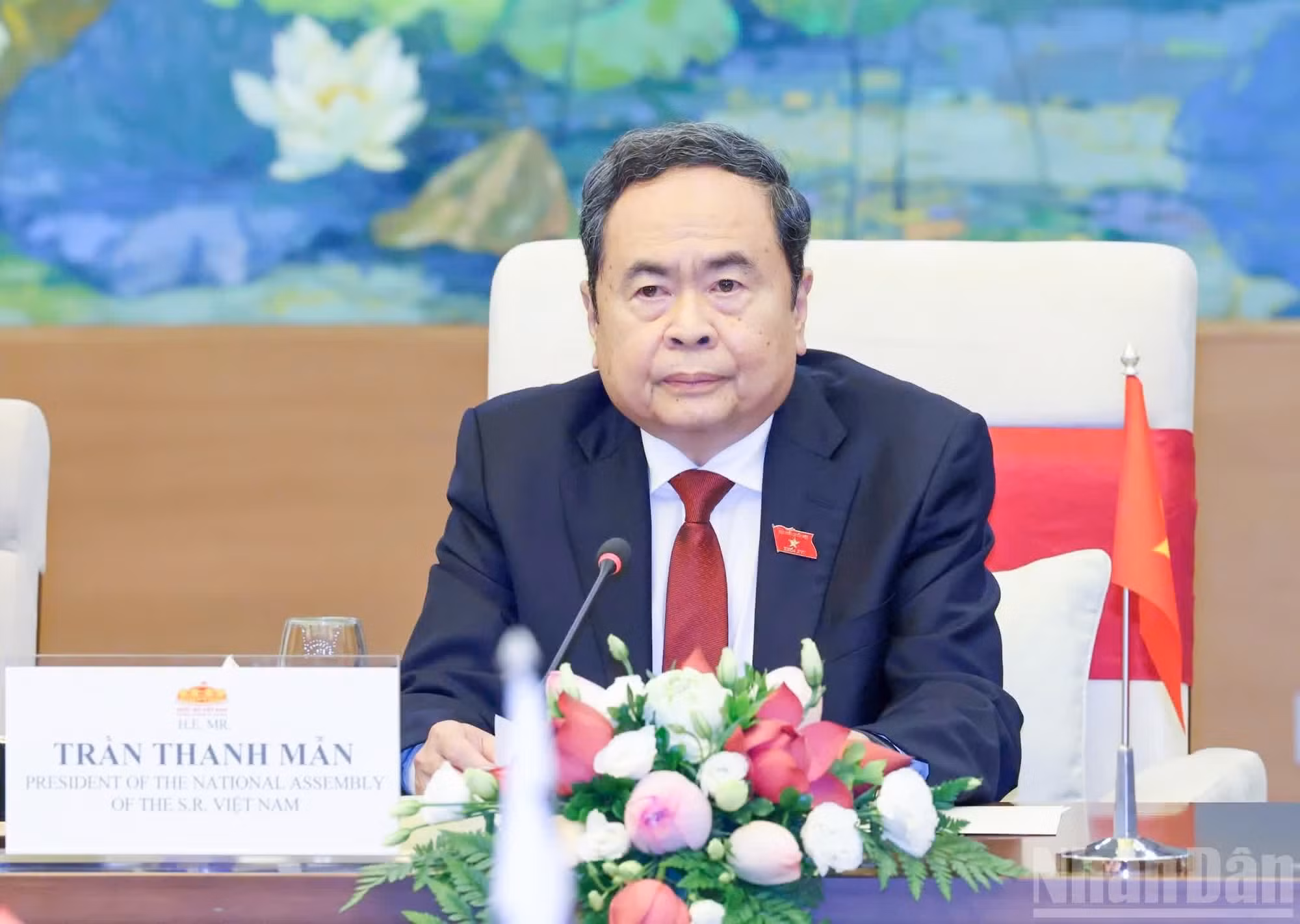 Thanh Man habla en la cita.