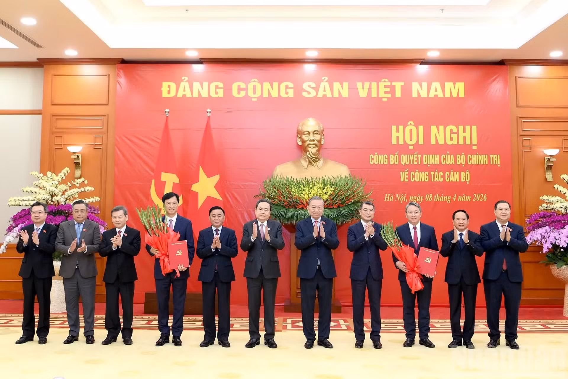 Dirigentes del Partido y del Estado, felicitan a Nguyen Duy Ngoc y Nguyen Hai Ninh.