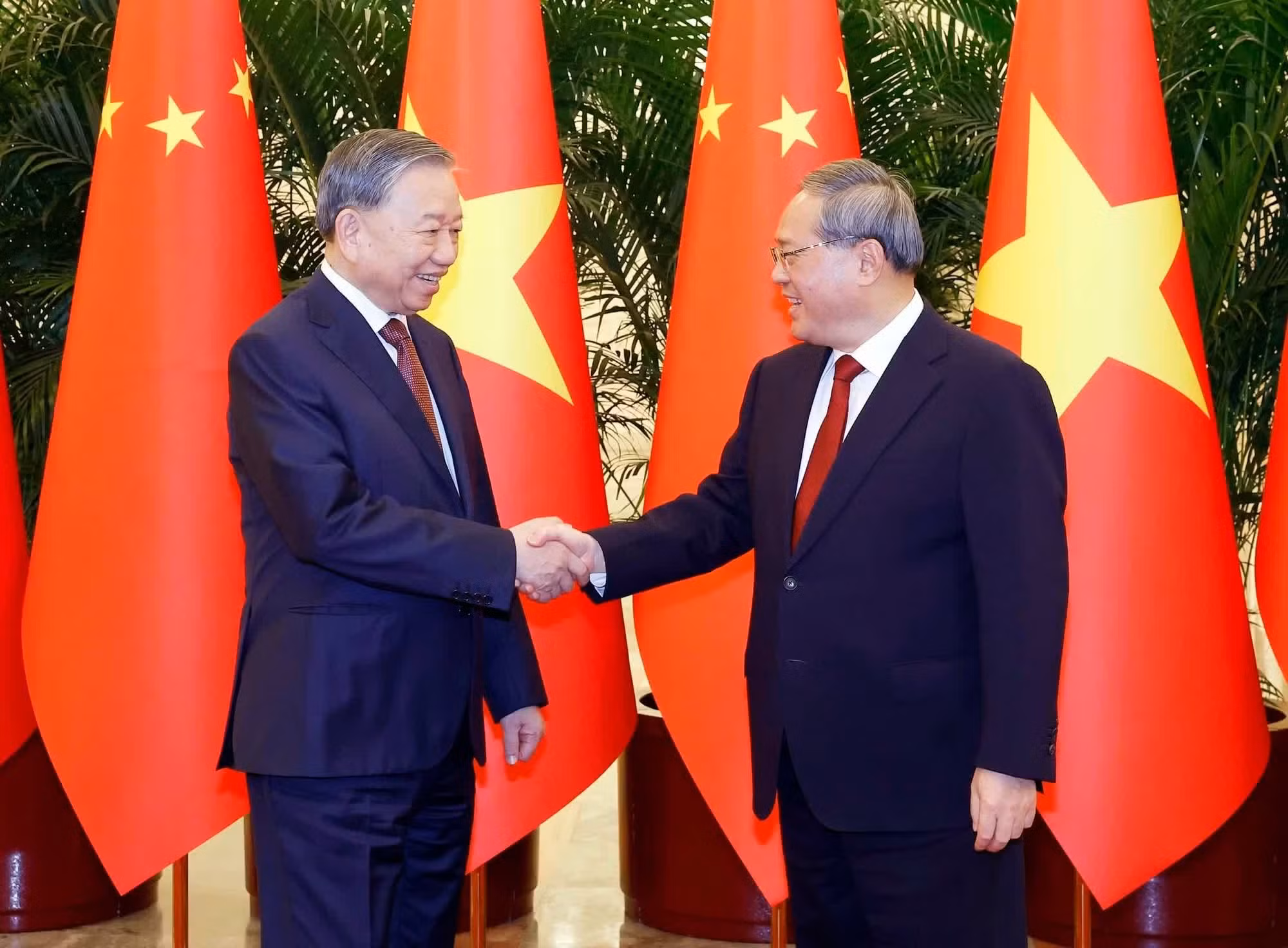 El secretario general del Partido Comunista y presidente de Vietnam, To Lam, y el primer ministro de China, Li Qiang.