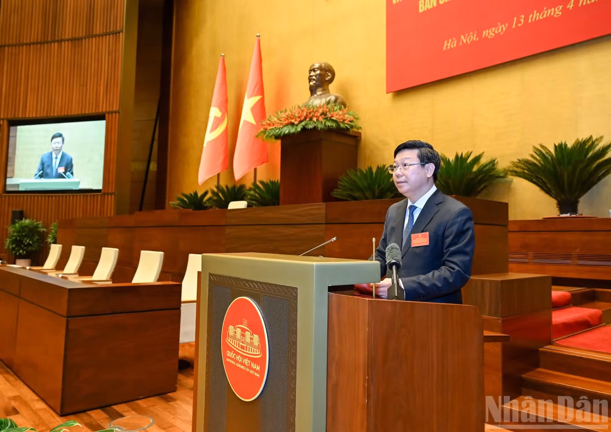 Tran Thanh Lam, subjefe de la Comisión de Propaganda y Movilización de Masas del Comité Central del PCV, pronuncia el discurso de apertura de la conferencia.