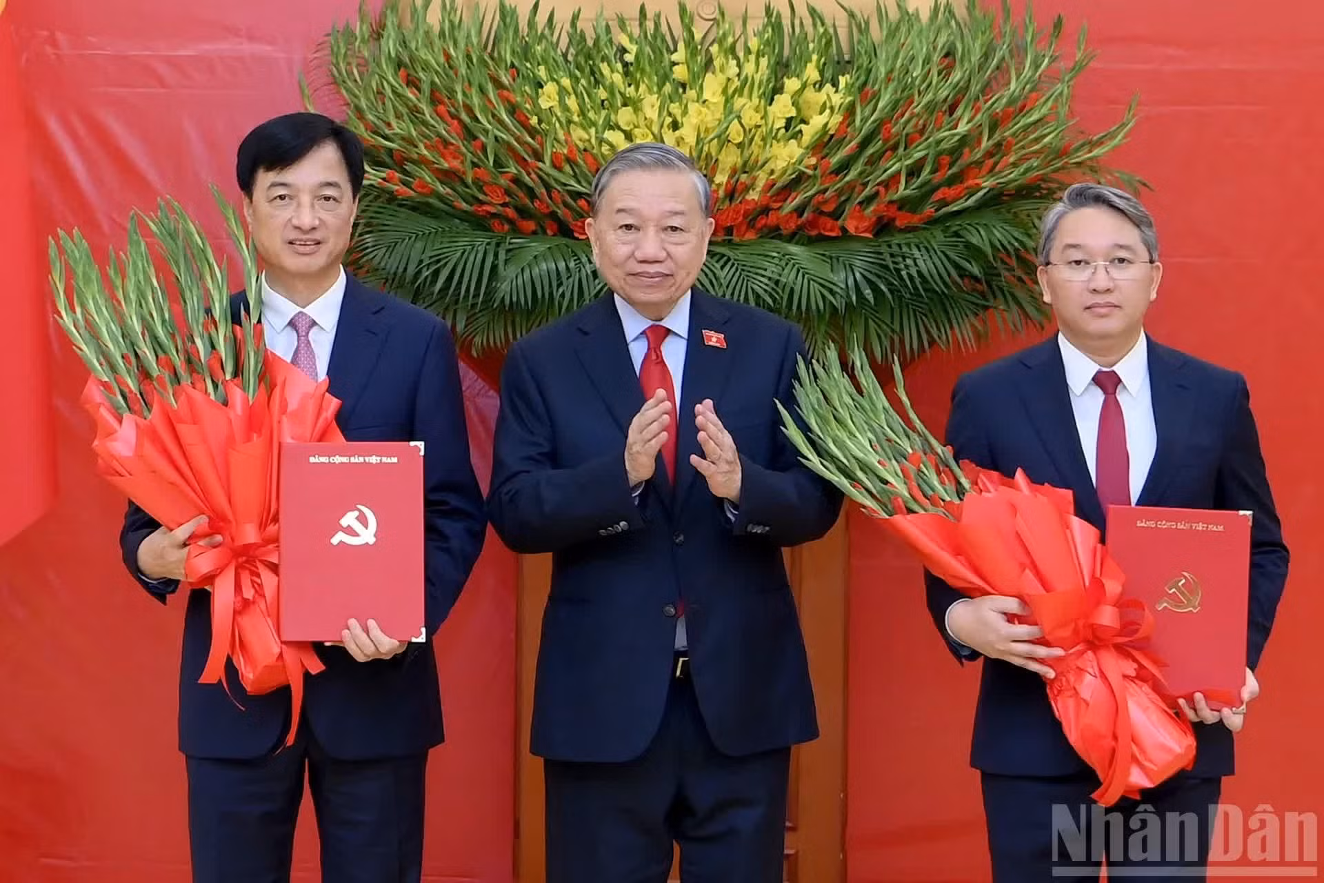 To Lam entrega las decisiones de nombramiento de Nguyen Duy Ngoc como jefe de la Comisión de Organización del Comité Central del PCV, y de Nguyen Hai Ninh como jefe de la Oficina del Comité Central del PCV.