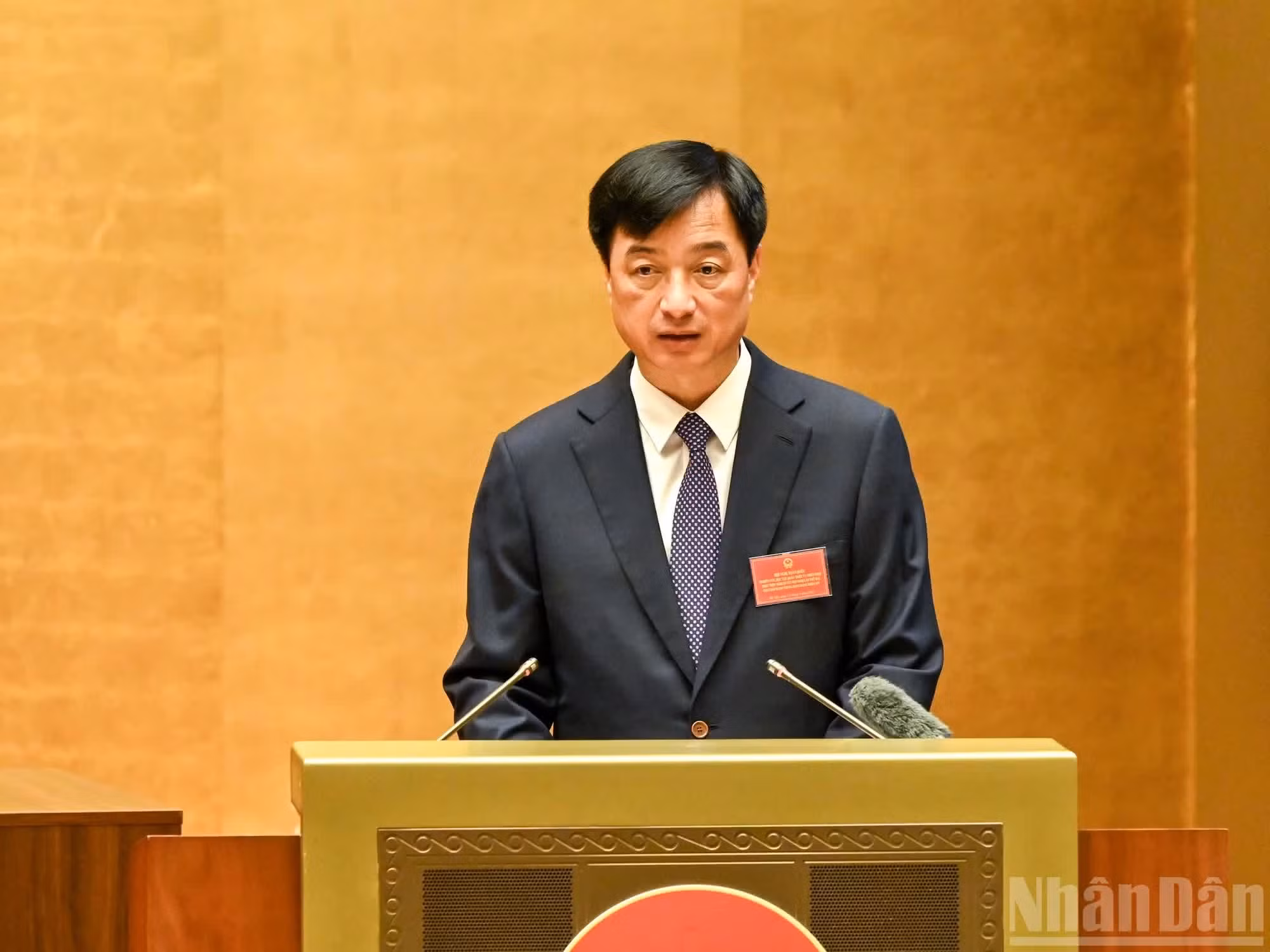 El jefe de la Comisión de Organización del Comité Central del PCV, Nguyen Duy Ngoc, habla en la cita.