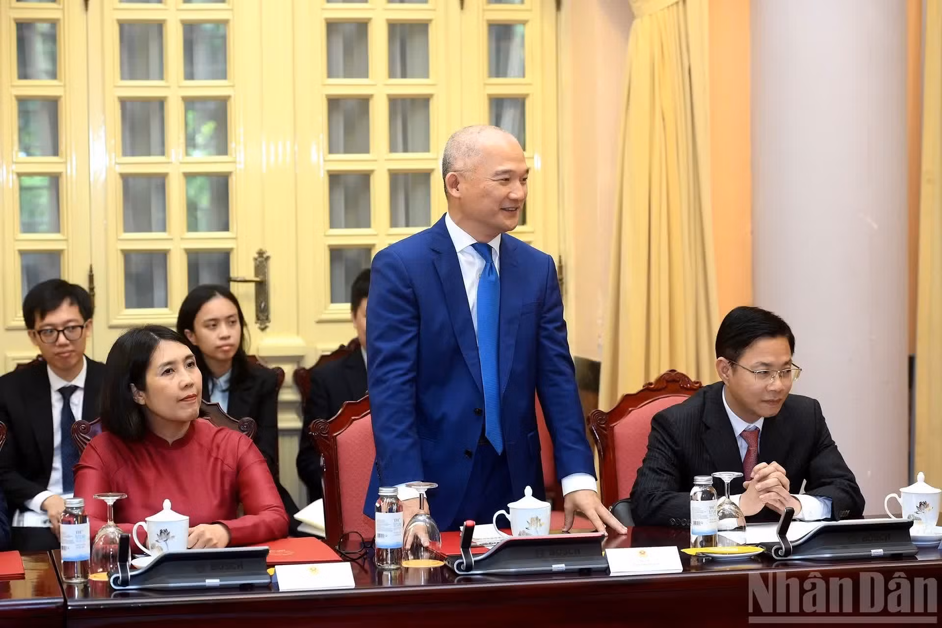 El embajador Trinh Minh Manh, en nombre de los embajadores recién nombrados, habla en la cita.