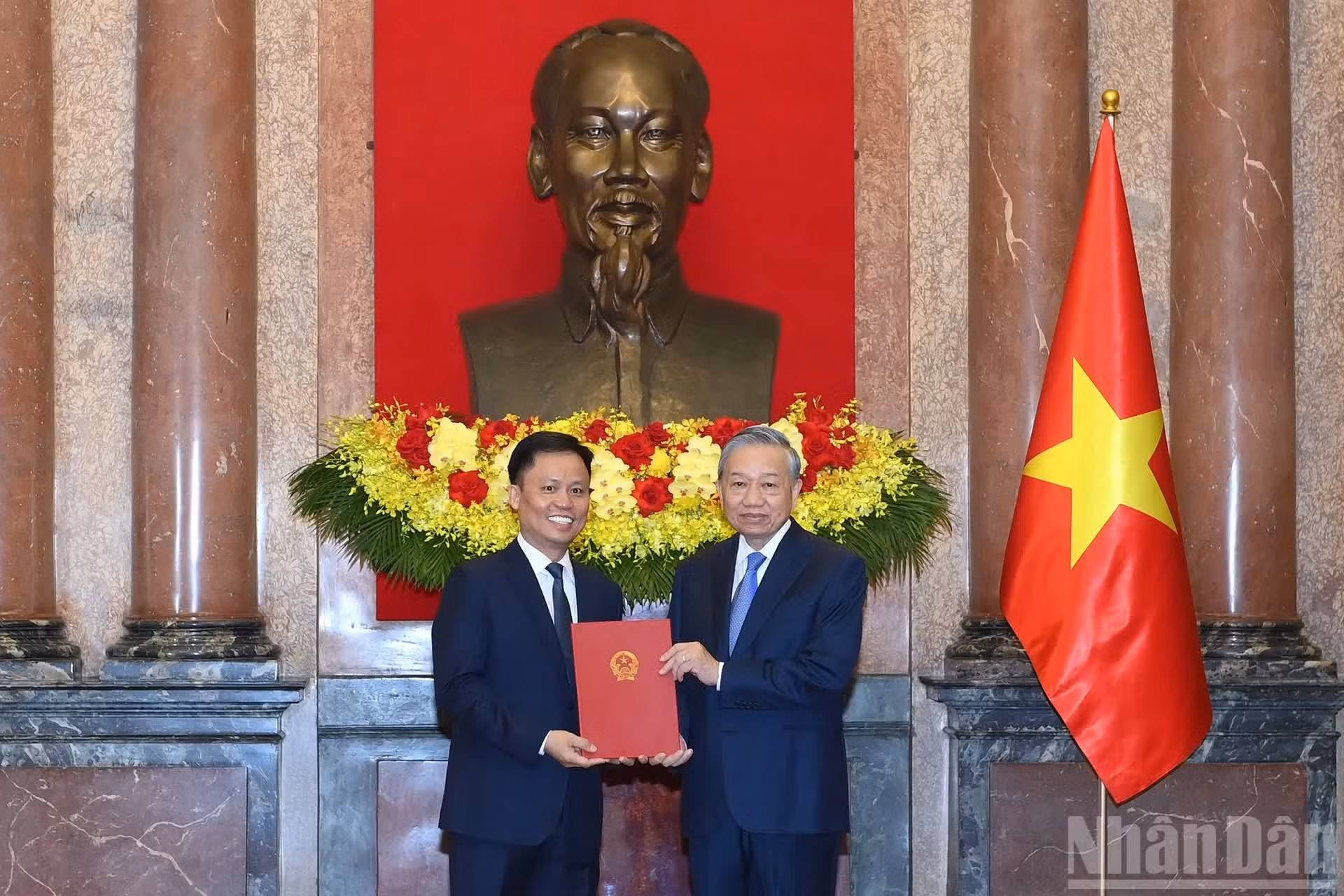 Entrega la decisión de nombramiento a Doan Khanh Tam como embajador de Vietnam en Corea del Norte.
