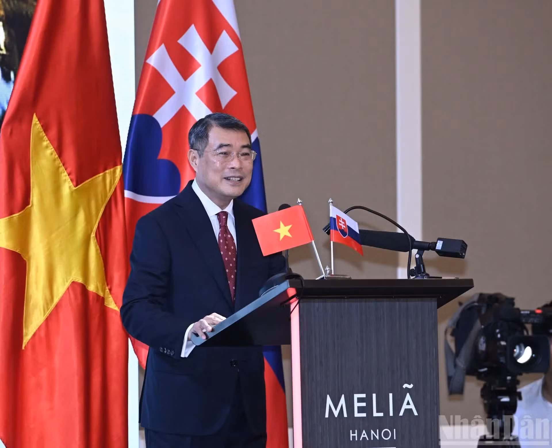 Minh Hung habla en el foro.