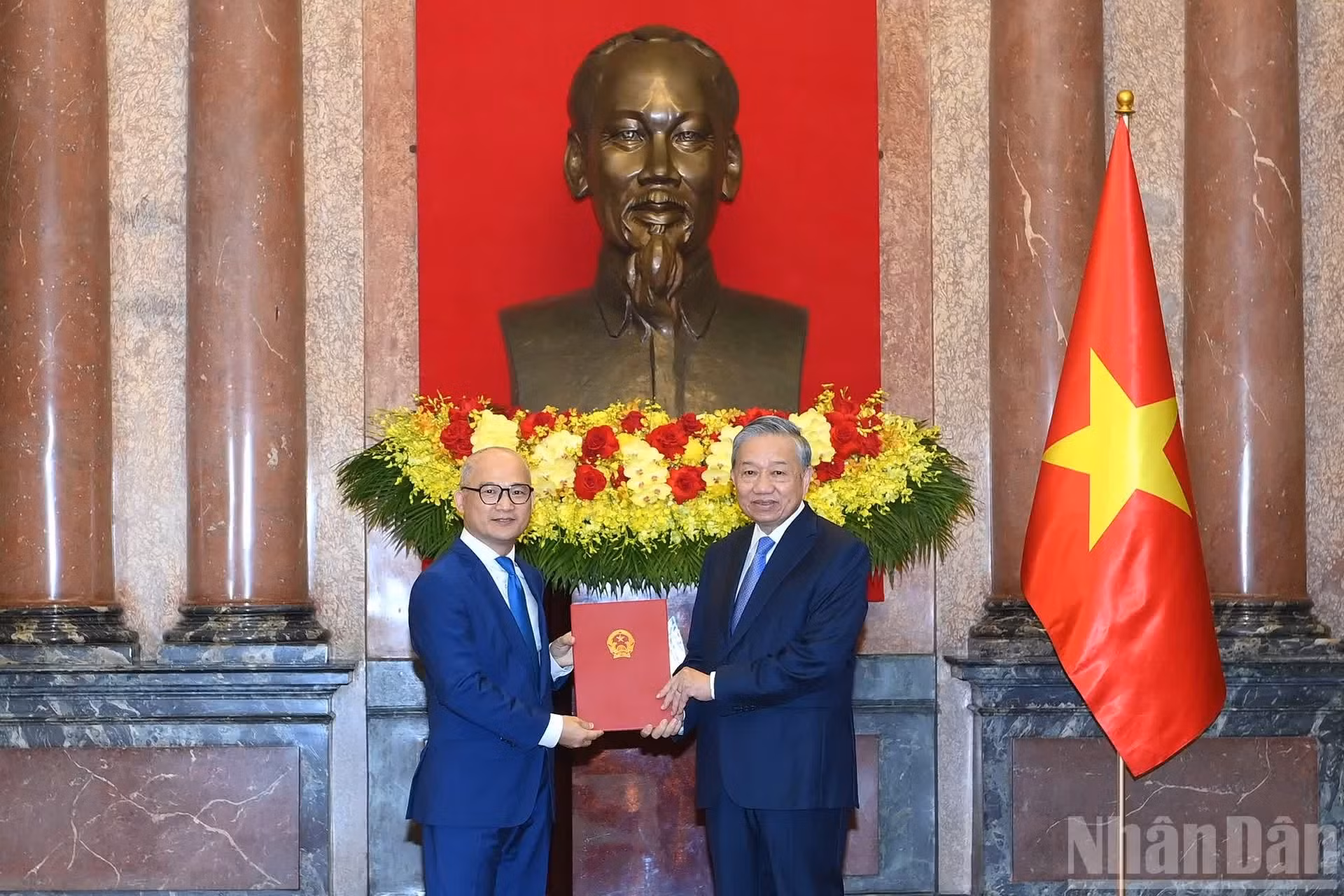 El secretario general del Partido Comunista y presidente de Vietnam, To Lam, entrega la decisión de nombramiento a Trinh Minh Manh como embajador de Vietnam en India, concurrente ante Nepal y Bhutan.