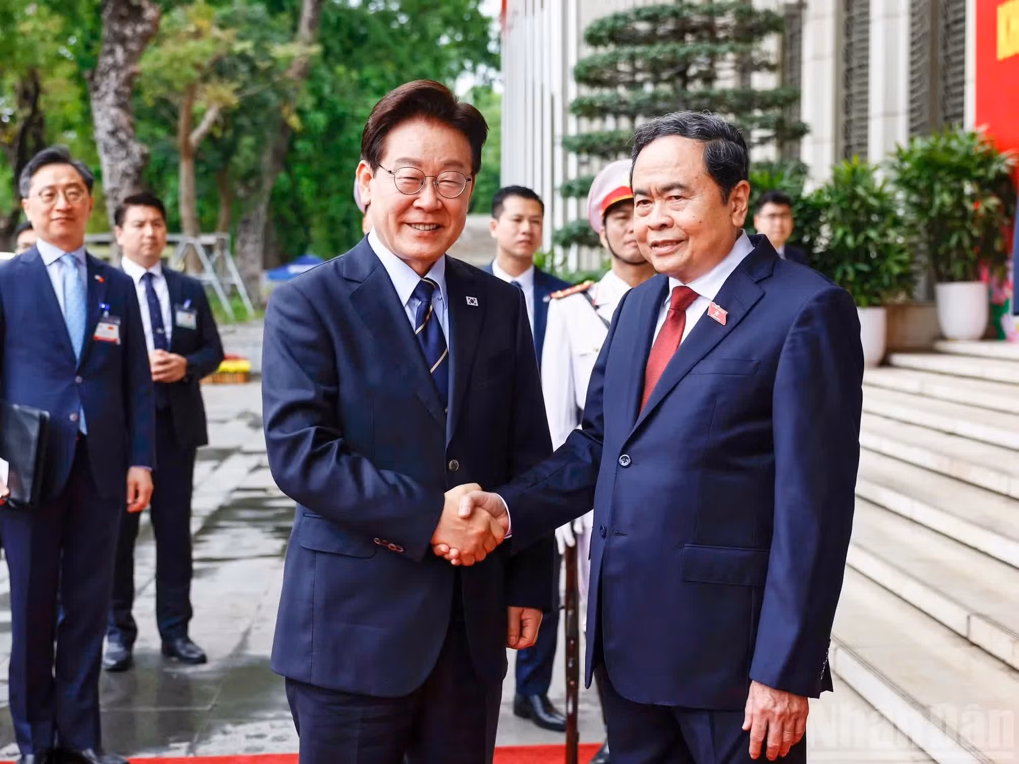 El presidente de la Asamblea Nacional de Vietnam, Tran Thanh Man, recibe al presidente de Corea del Sur, Lee Jae Myung.