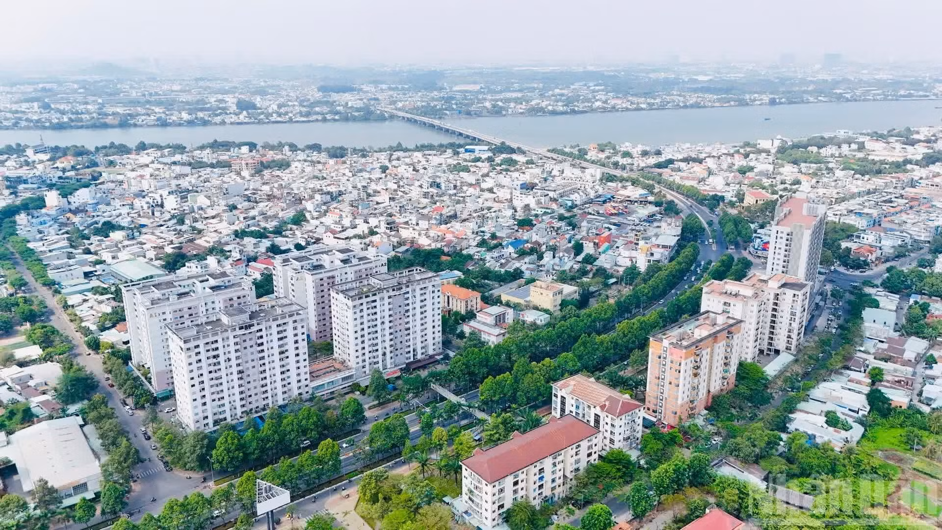 Dong Nai es considerado el primer centro urbano, administrativo y económico del Sur de Vietnam, marcado por el establecimiento del Dinh Tran Bien (una unidad administrativa y militar) en 1698 por el general Nguyen Huu Canh. Ello marca un hito en la reafirmación de la soberanía, el desarrollo del comercio y la configuración temprana de la identidad cultural de la región del sudeste. Dong Nai también alberga el Van Mieu Tran Bien, el primer templo de la literatura del sur del país.