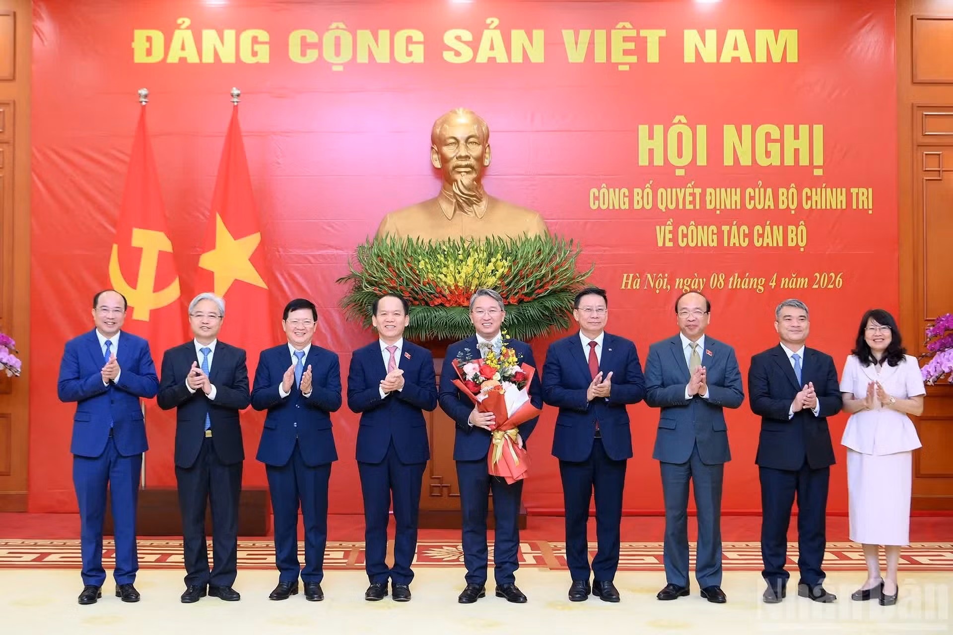 Los funcionarios del Ministerio de Justicia felicitan a Nguyen Hai Ninh.