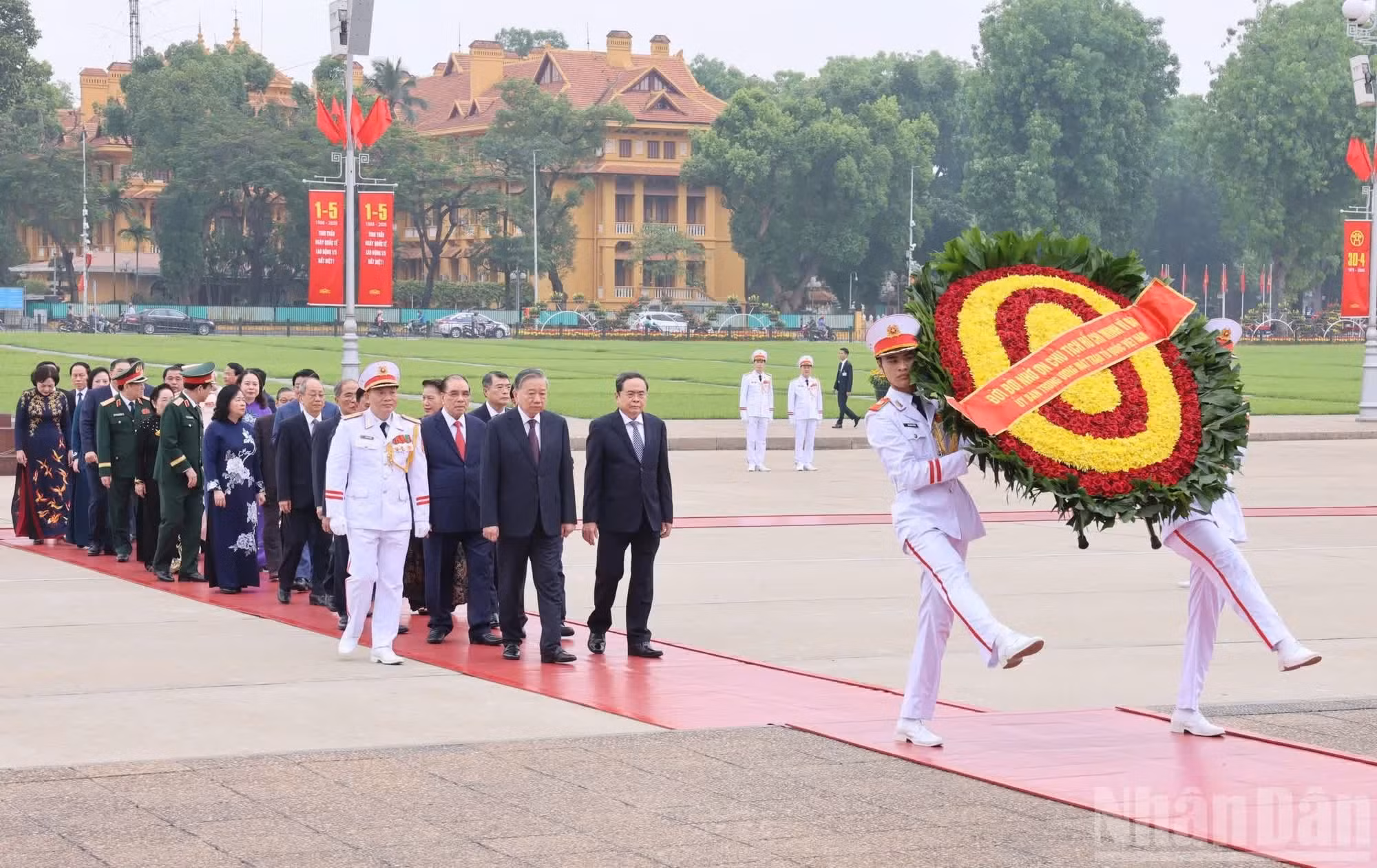 [Foto] Dirigentes del Partido y del Estado rinden homenaje al Presidente Ho Chi Minh