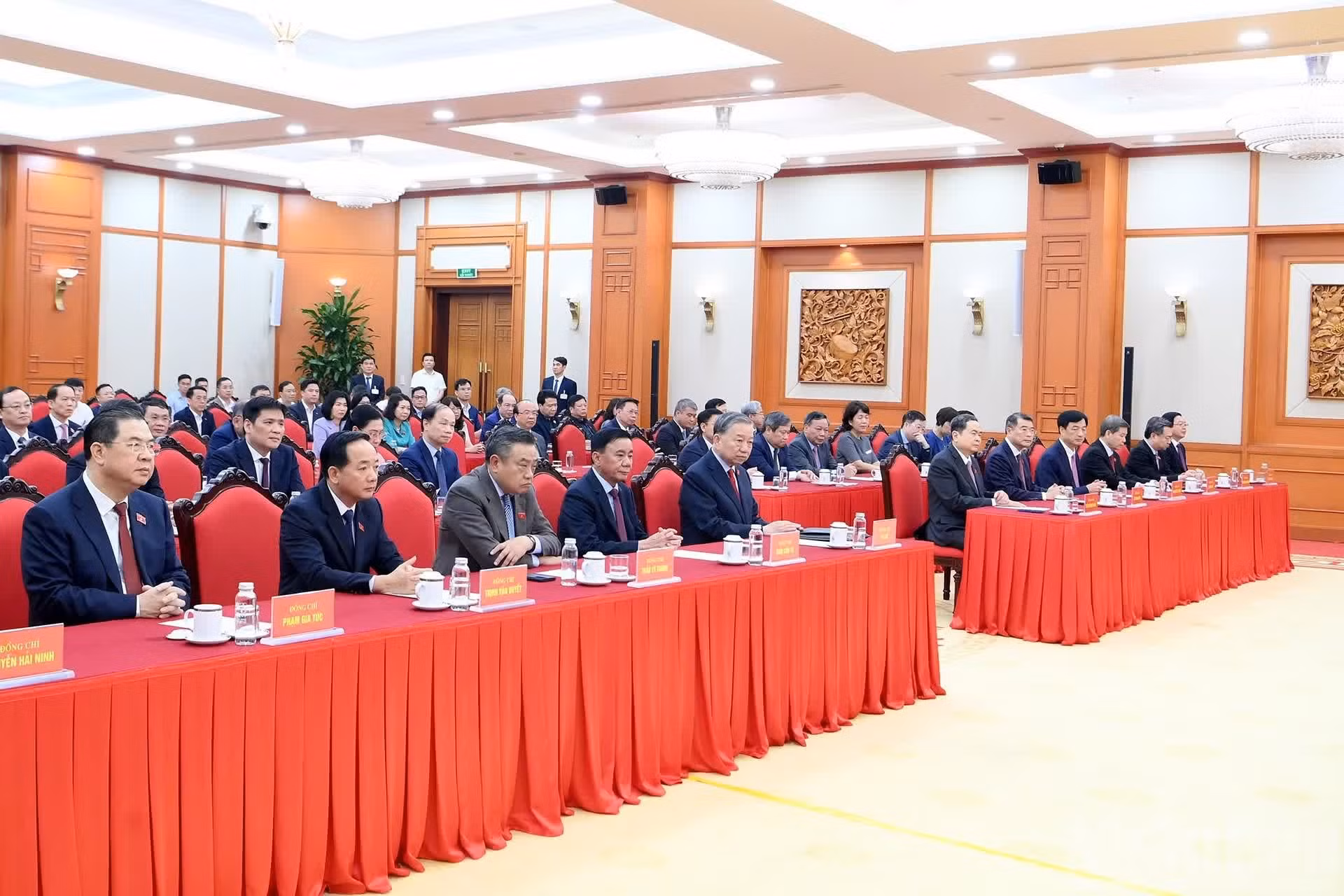 El secretario general del Partido de Comunista de Vietnam (PCV) y presidente del país, To Lam, y otros dirgigentes del Partido y el Estado asisten a la cita.