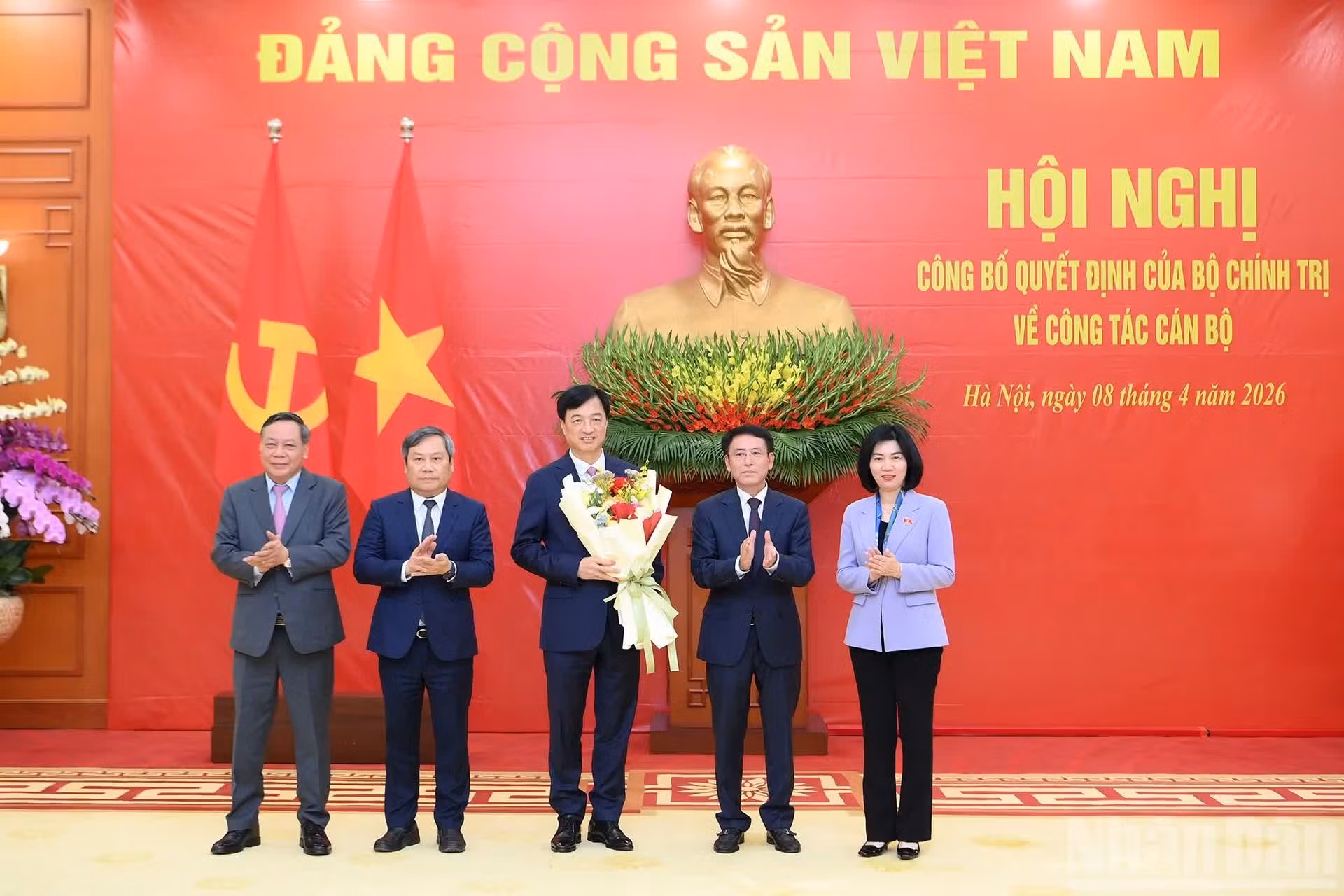 El Buró Ejecutivo del Comité del Partido en Hanói felicita a Nguyen Duy Ngoc.