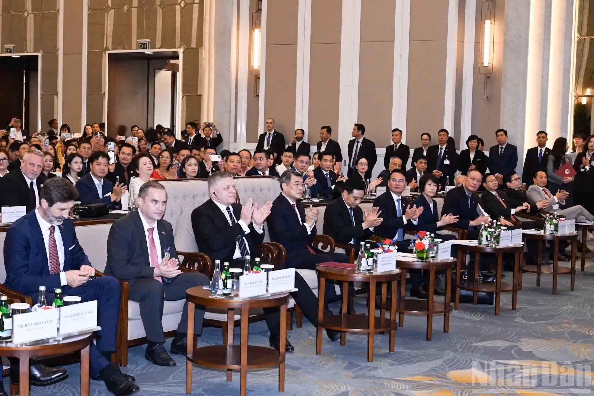 El primer ministro de Vietnam, Le Minh Hung, y su homólogo de Eslovaquia, Robert Fico, asisten al Foro Empresarial Vietnam – Eslovaquia.