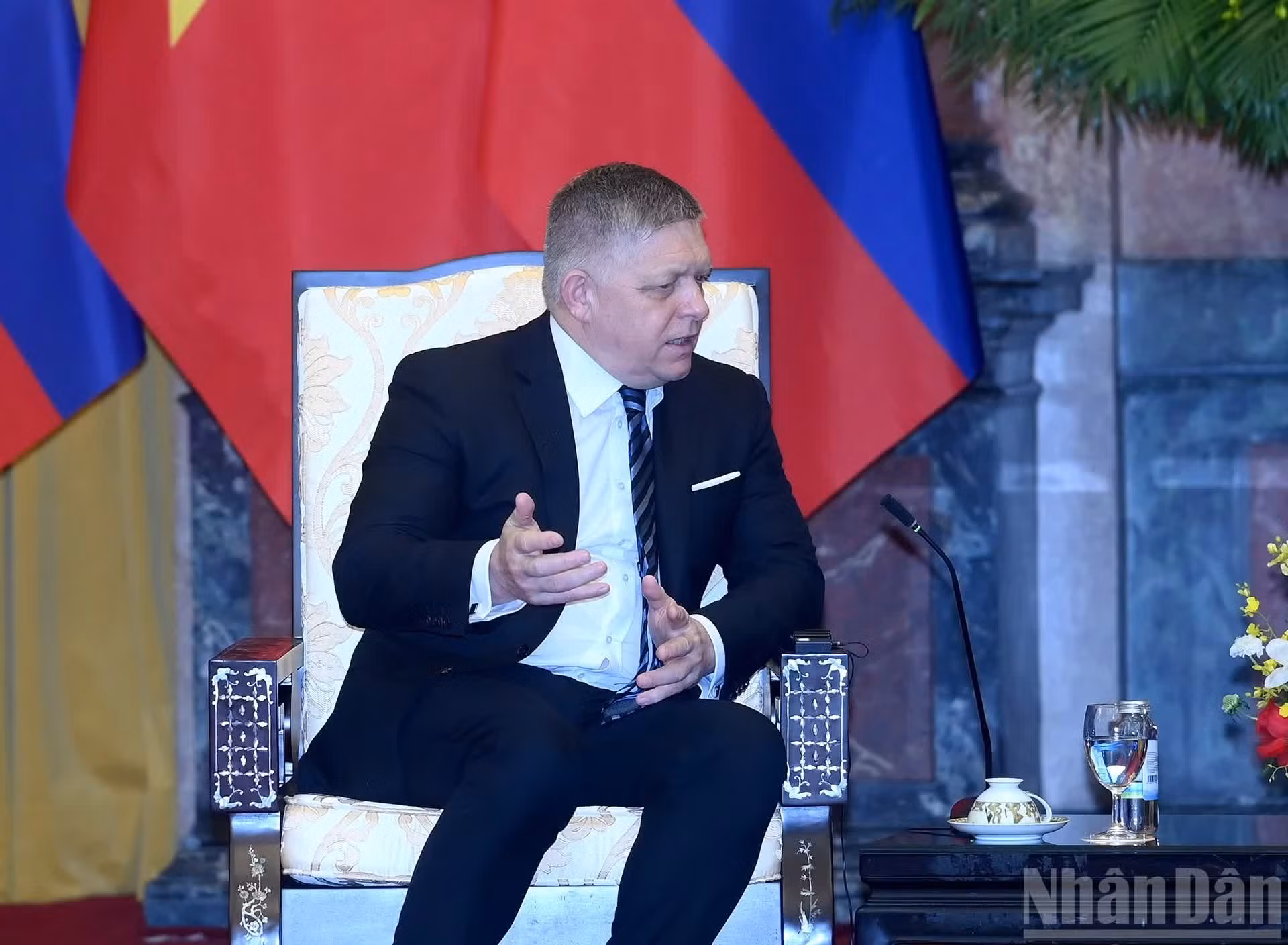 Robert Fico habla en la cita.