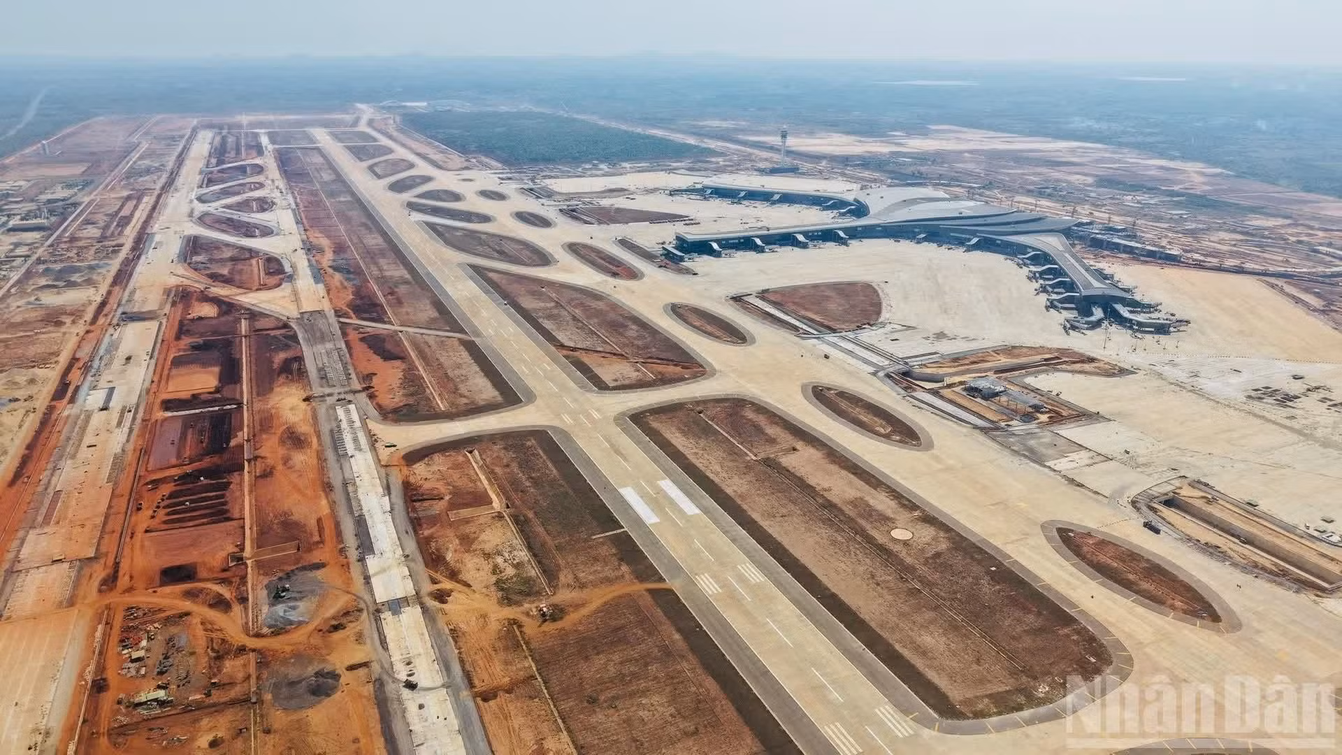 En Dong Nai está el aeropuerto de Long Thanh, el más grande del país con una superficie de 5 mil hectáreas. Es objeto de una inversión superior a los 16 mil millones de dólares, dividida en tres fases. La primera, valorada en más de 5,4 mil millones de dólares, tiene capacidad para 25 millones de pasajeros y 1,2 millones de toneladas de carga al año. Tras más de cinco años, las obras deben concluir a finales de 2026.