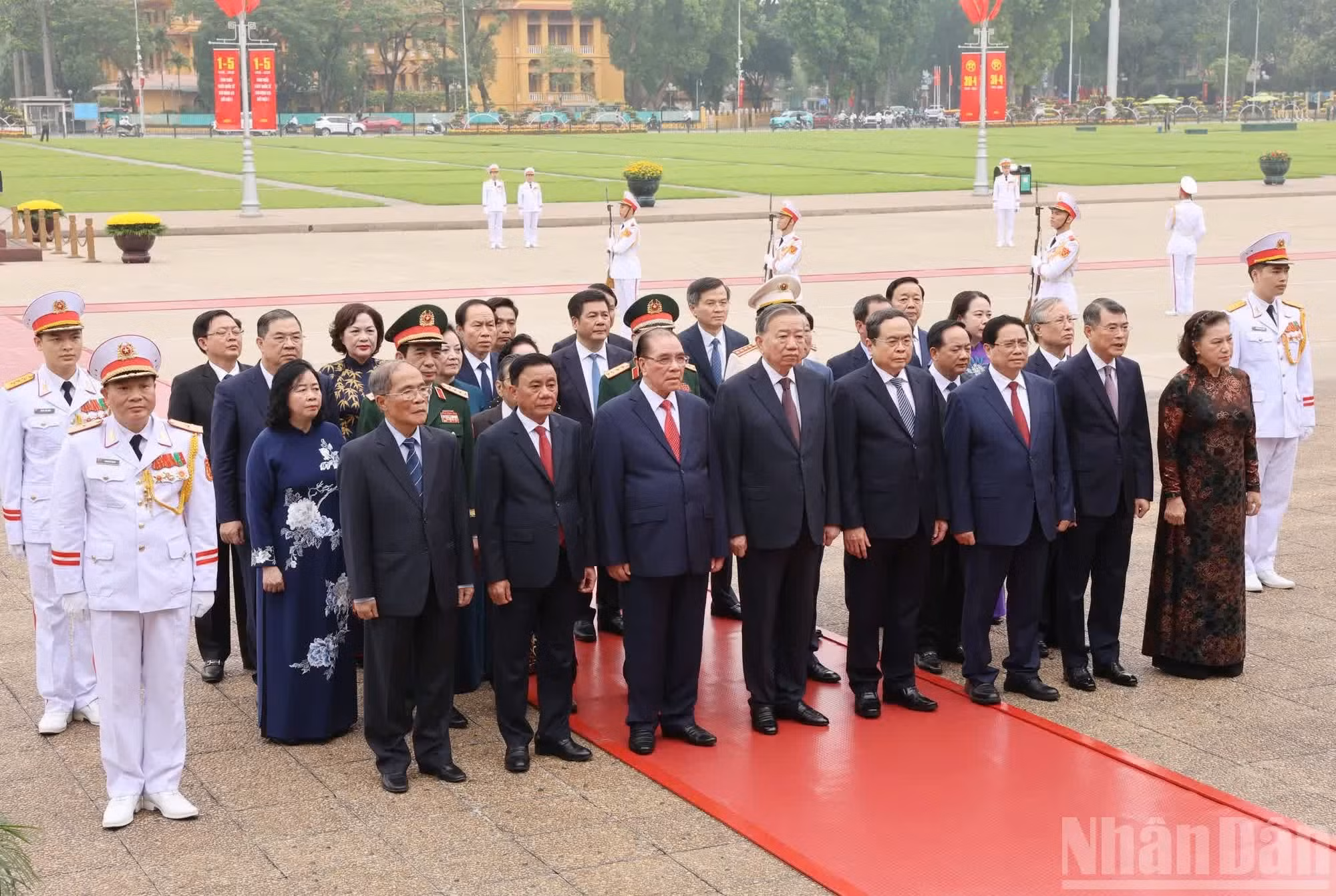 La delegación, encabezada por el secretario general del Partido y presidente del país, To Lam, rinde un solemne homenaje al Presidente Ho Chi Minh.