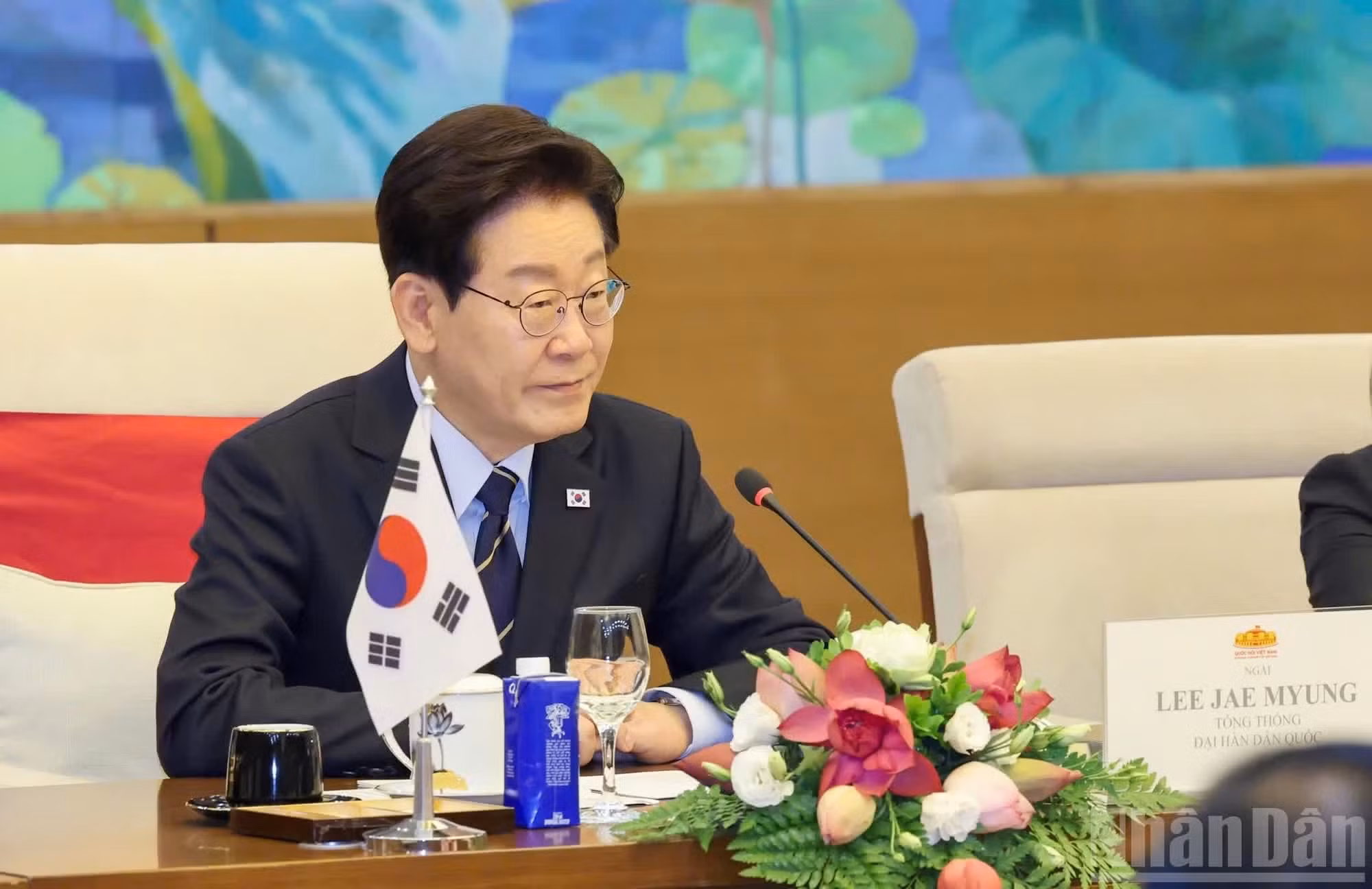 Lee Jae Myung habla en la reunión.