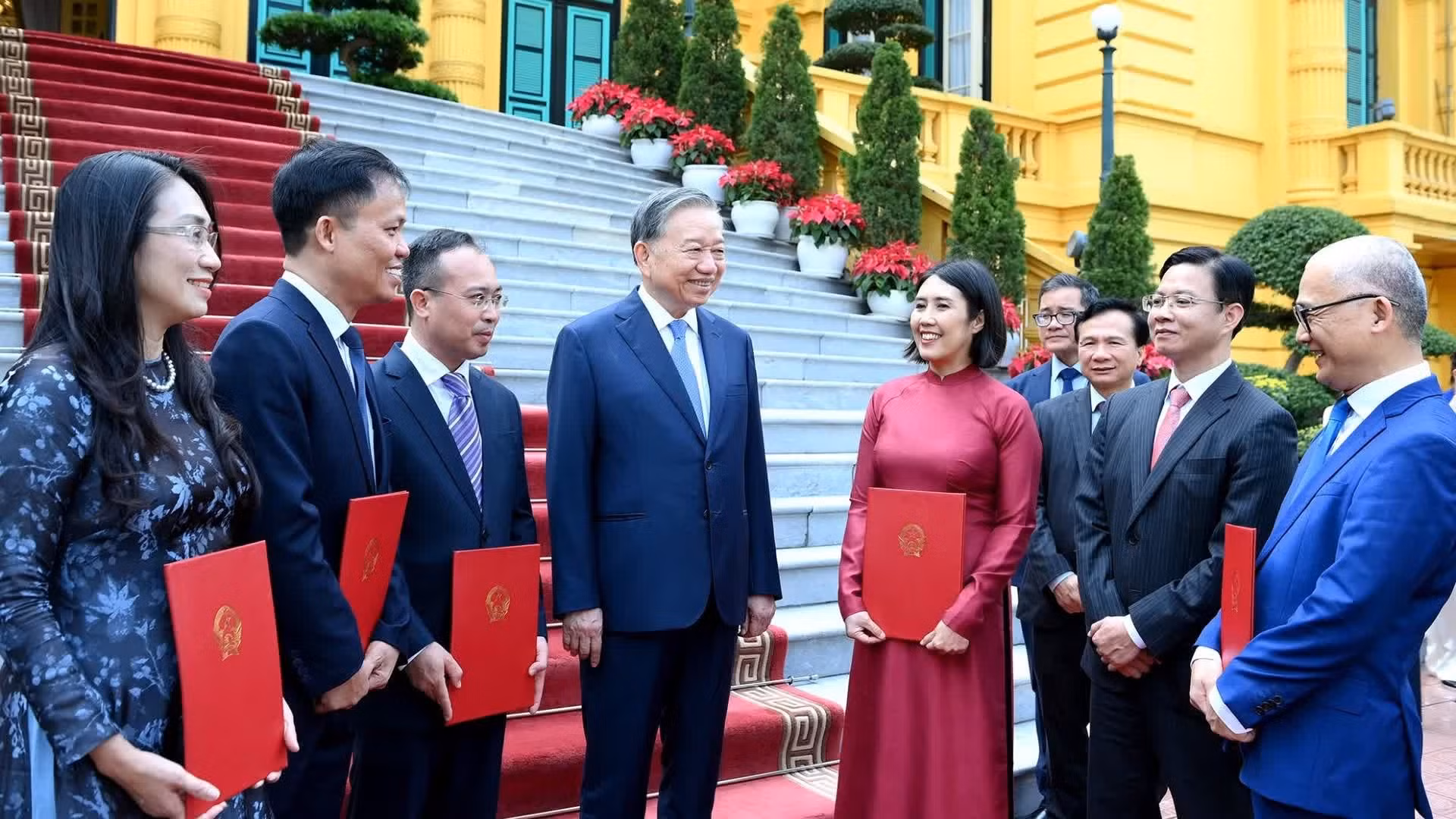 [Foto] Máximo dirigente de Vietnam entrega decisiones de nombramiento de nuevos embajadores 
