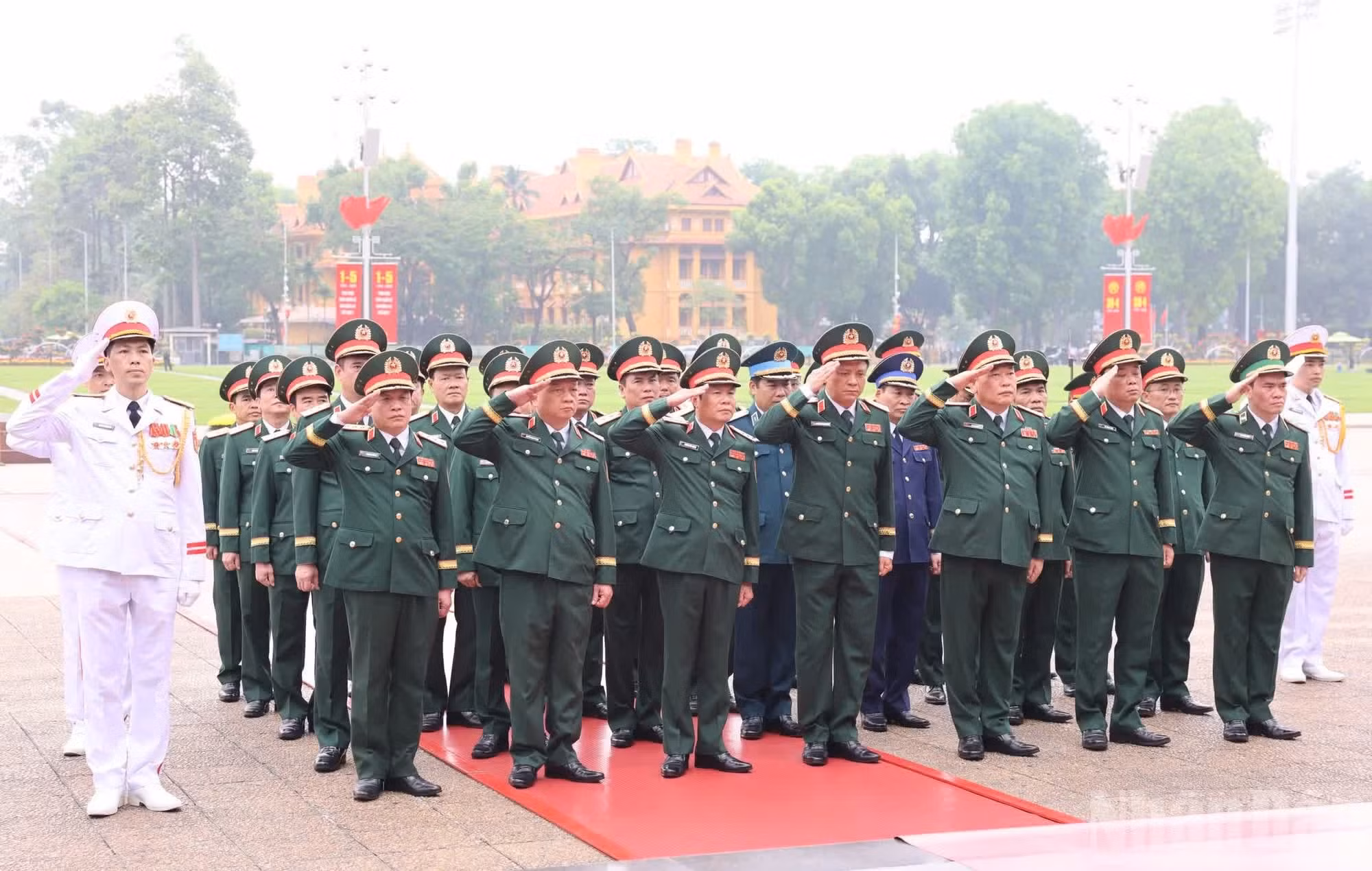 Los delegados de la Comisión Militar Central y del Ministerio de Defensa rinden homenaje al Presidente Ho Chi Minh.