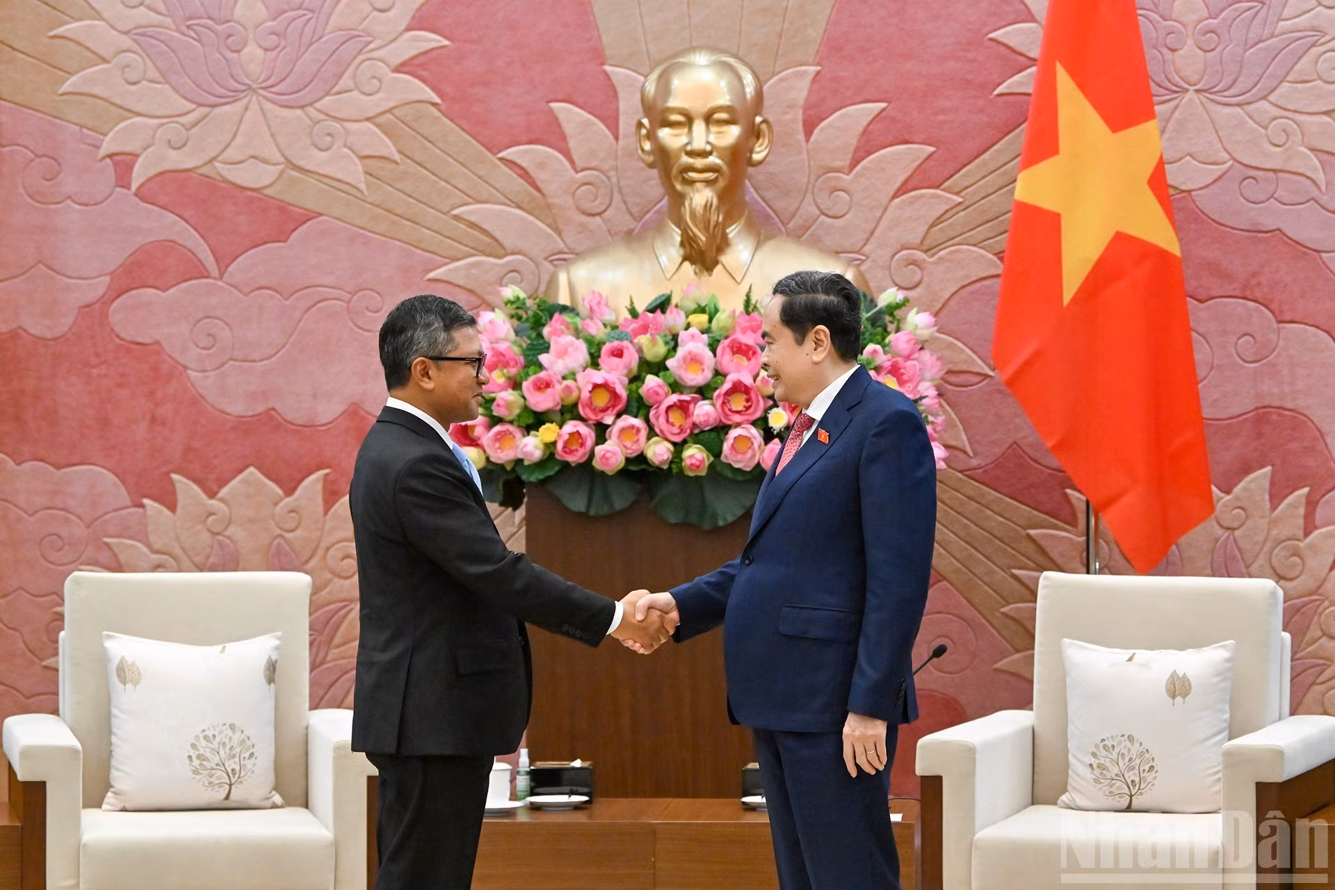 El presidente de la Asamblea Nacional de Vietnam, Tran Thanh Man, recibe al embajador de Indonesia, Denny Abdi.
