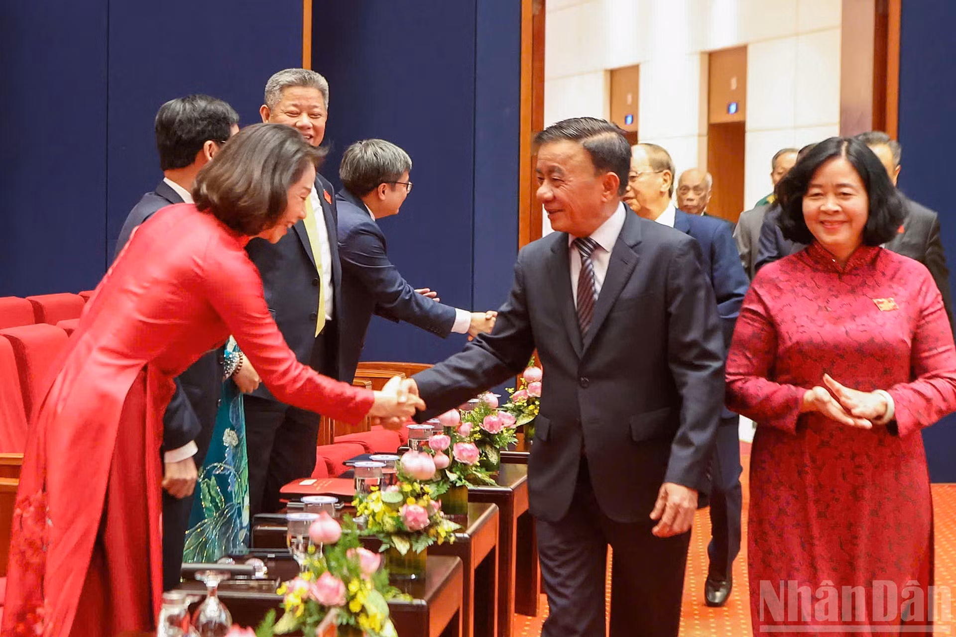 Tran Cam Tu, miembro del Buró Político y permanente del Secretariado del Comité Central del Partido Comunista de Vietnam, asiste a la cita.