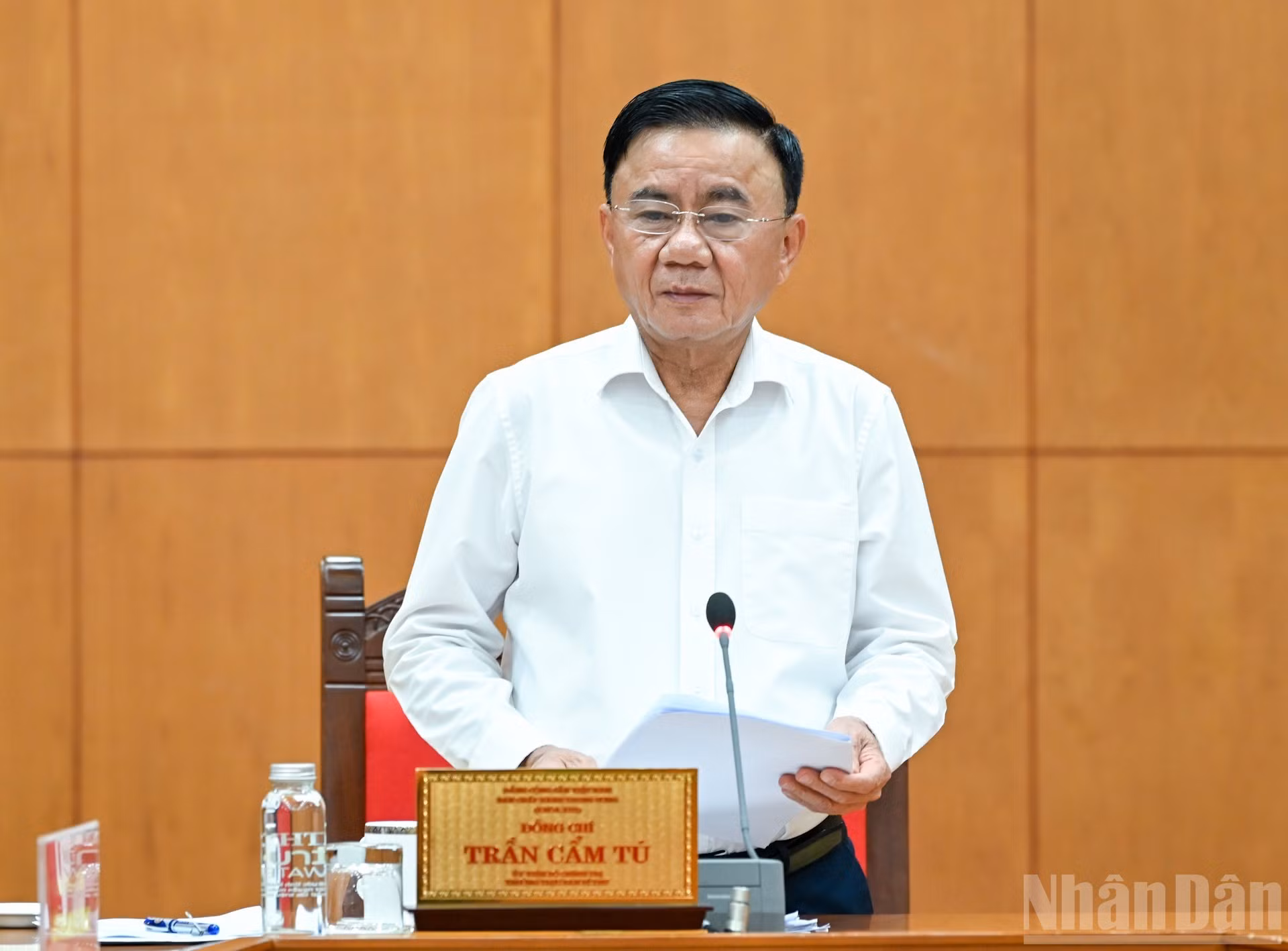 El miembro del Buró Político e integrante permanente del Secretariado del Comité Central del Partido Comunista de Vietnam, Tran Cam Tu, habla en la cita.