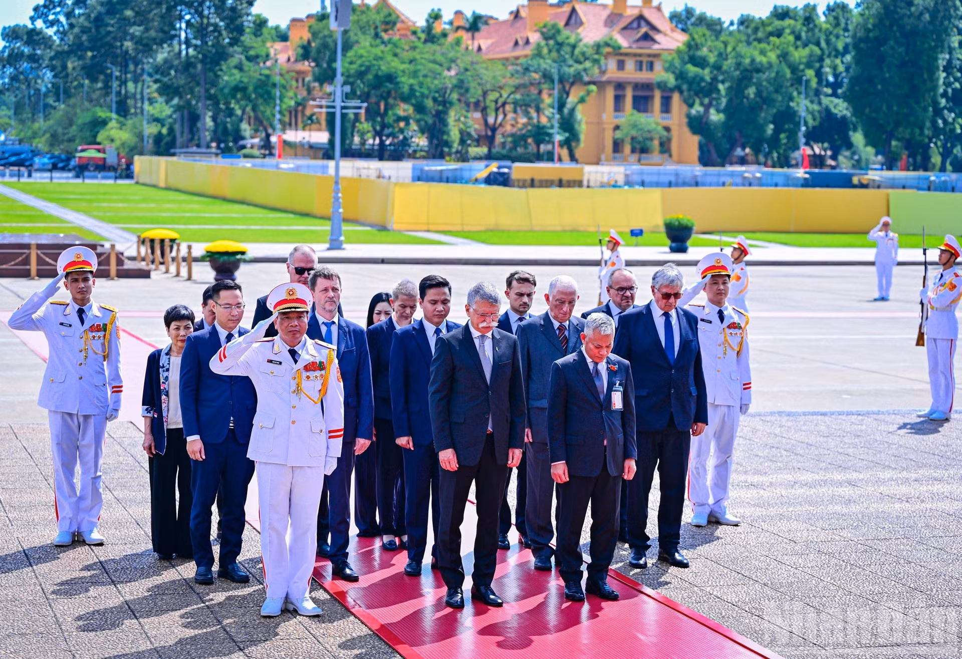La delegación honra la memoria del Presidente Ho Chi Minh.