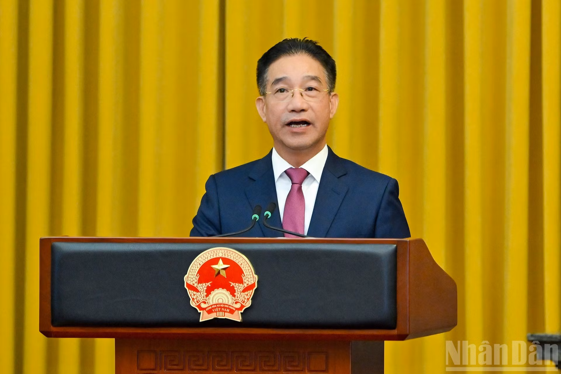 El subjefe de la Oficina Presidencial Pham Thanh Ha anuncia las decisiones del presidente.