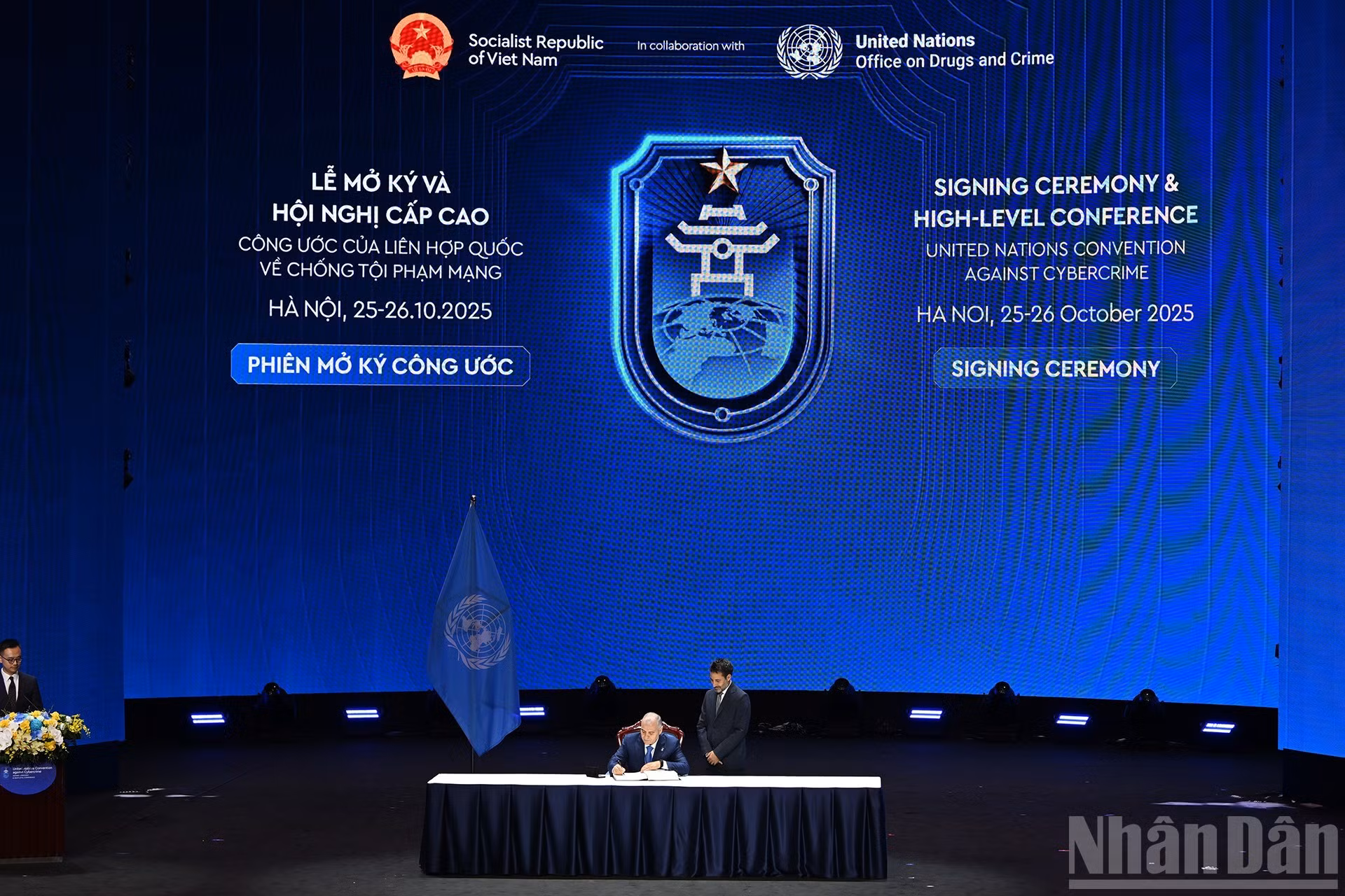 El representante de Azerbaiyán firma la Convención.