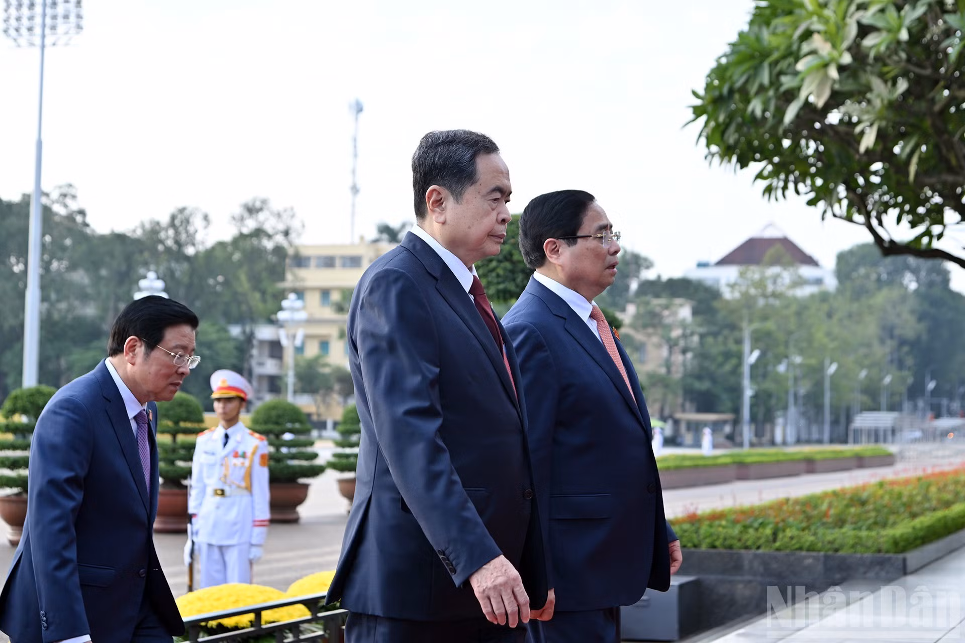 El primer ministro Pham Minh Chinh, el presidente de la Asamblea Nacional Tran Thanh Man y el jefe de la Comisión de Asuntos Internos del Comité Central del Partido, Phan Dinh Trac, entran en el Mausoleo para honrar la memoria del Presidente Ho Chi Minh.