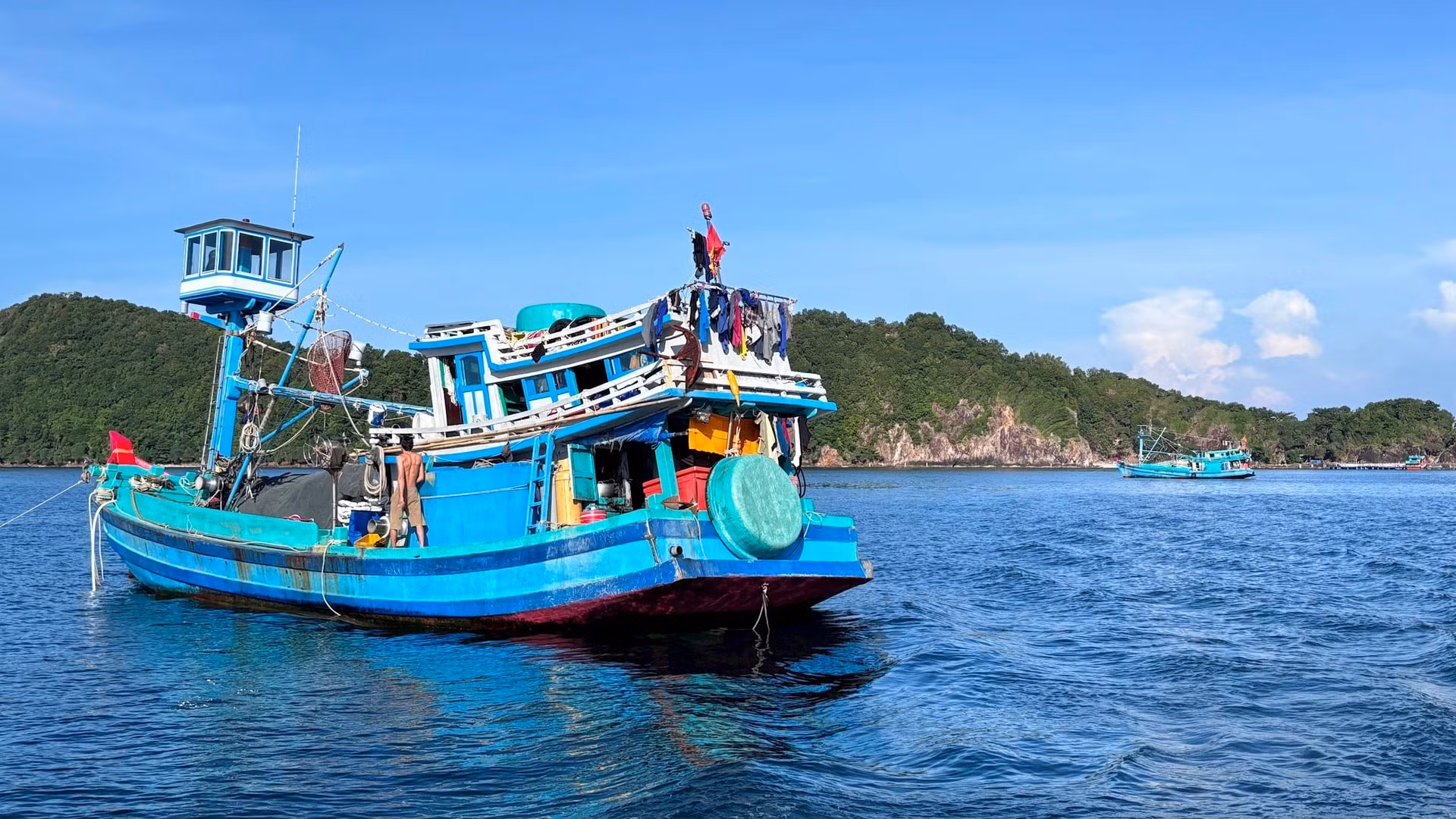Quienes visitan Nam Du pueden tomar un barco para salir al mar y observar a los pescadores en plena faena, o explorar las islas vírgenes en medio del océano.