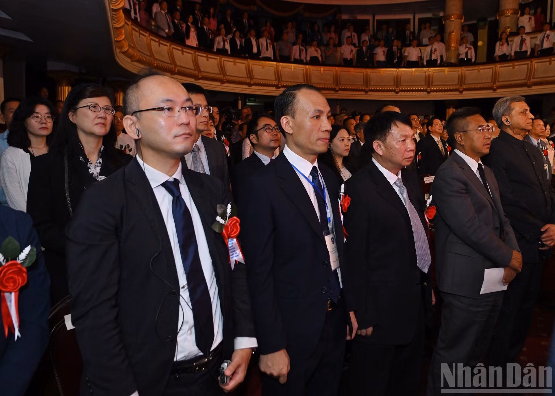 Los delegados saludan a la bandera nacional.