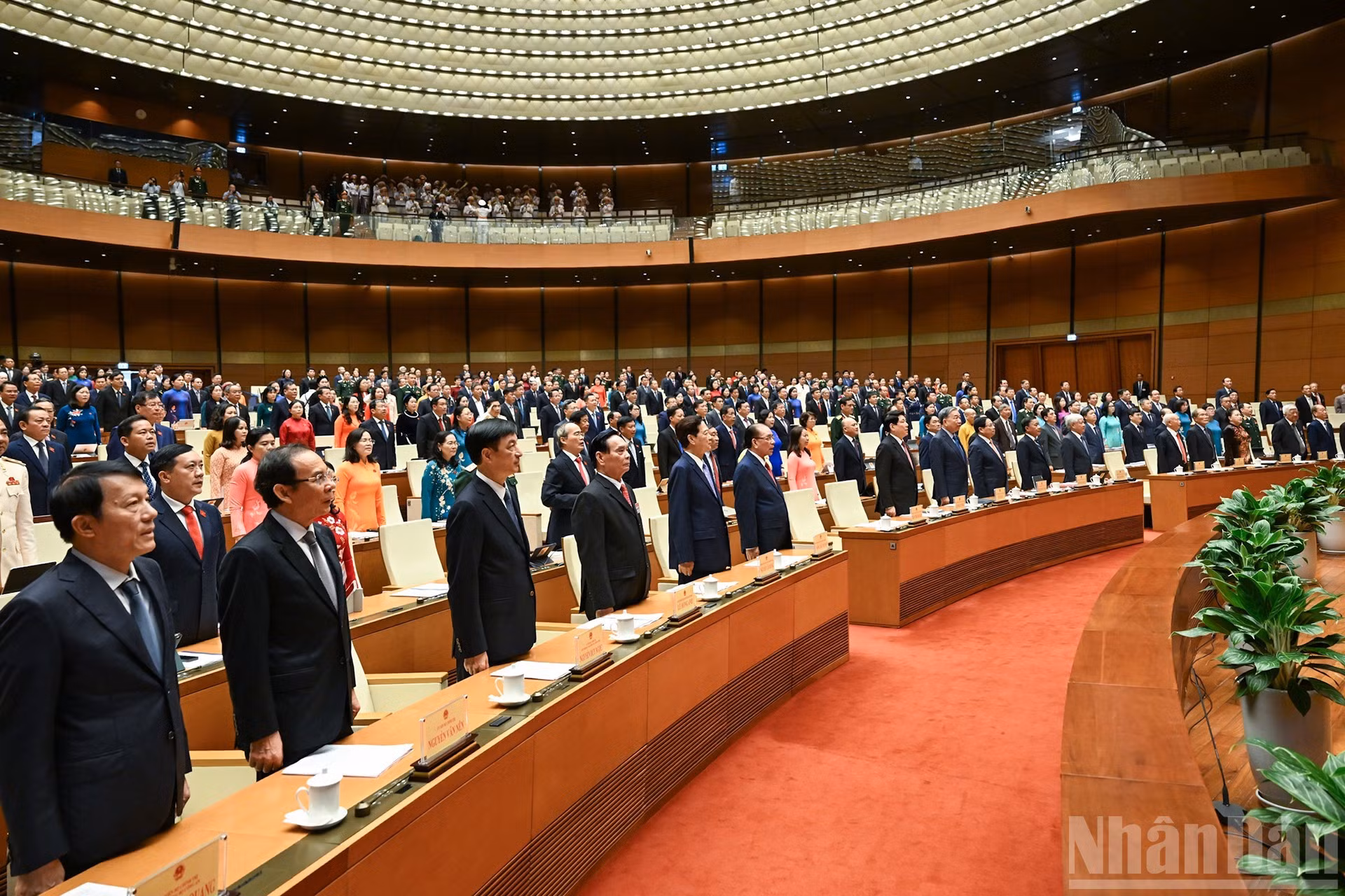 Los anteriores y actuales dirigentes del Partido y del Estado, junto con los diputados saludan a la bandera nacional.