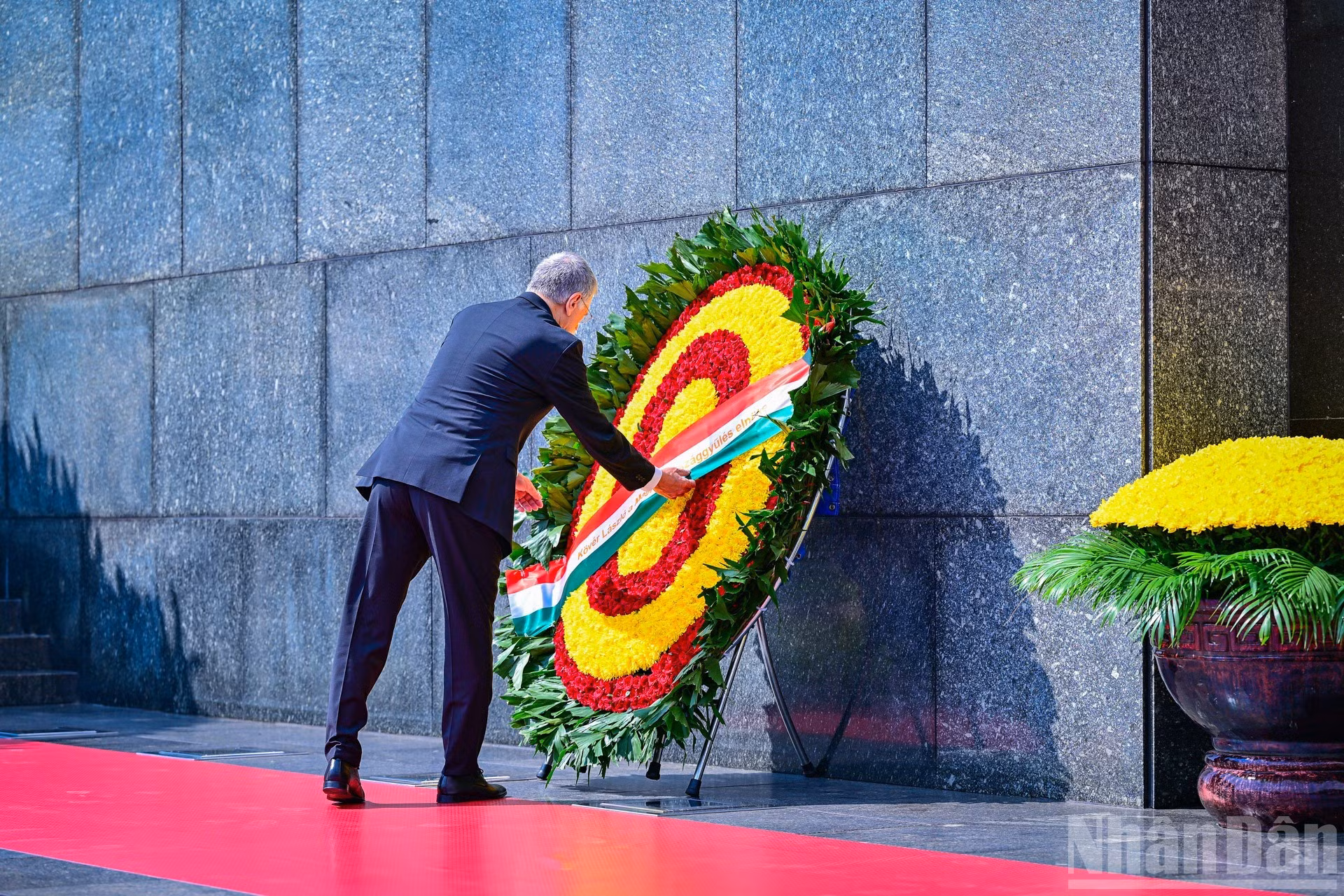 Laszlo Kover coloca la ofrenda floral en homenaje al Presidente Ho Chi Minh.