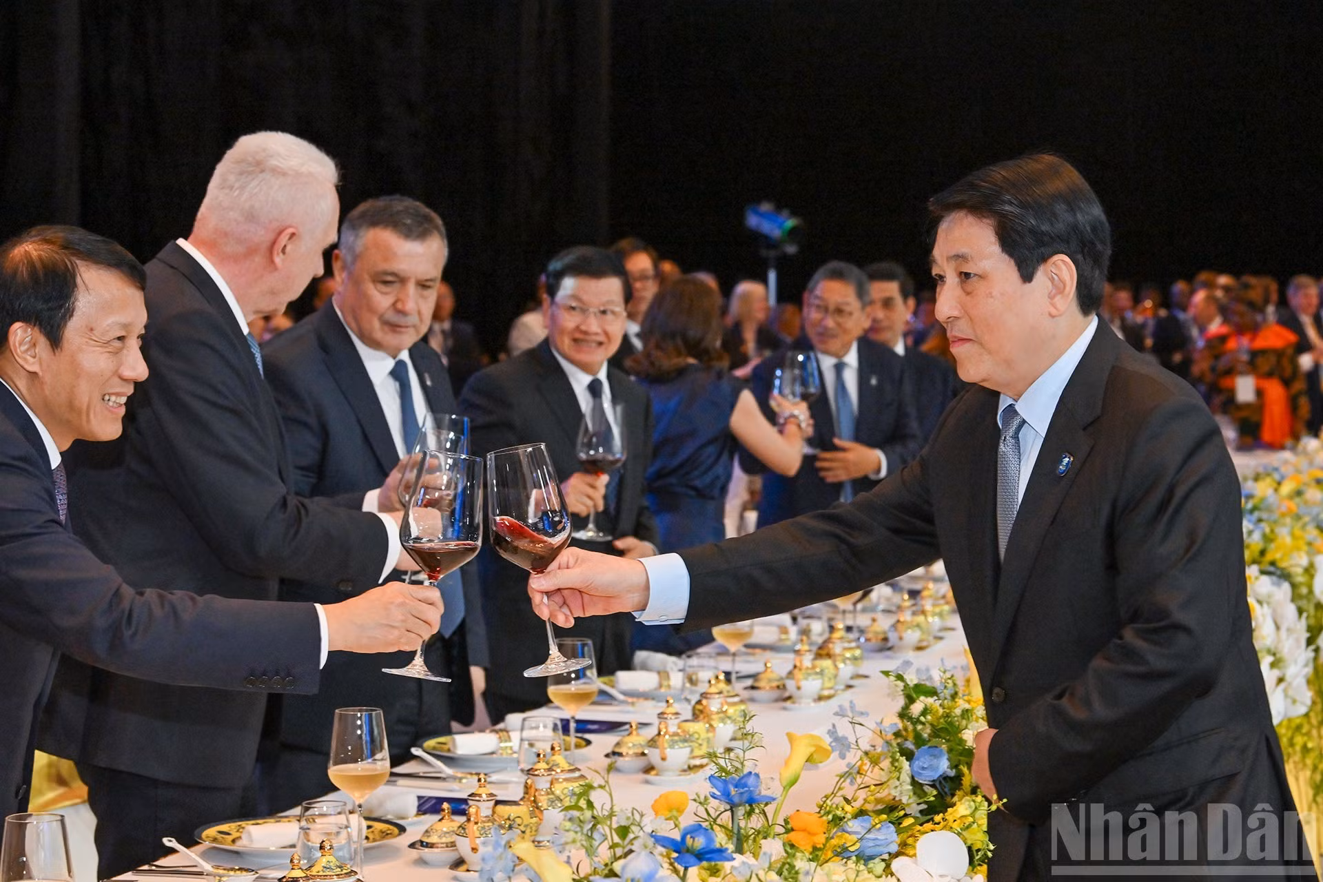 Luong Cuong y los delegados en la cita.