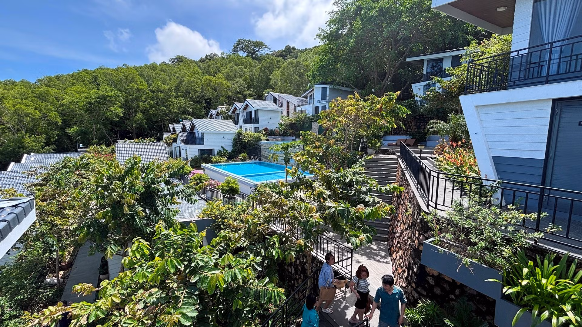 Tras un día de exploración, los visitantes pueden regresar a los cómodos alojamientos de la isla grande de Nam Du y prepararse para la siguiente jornada de descubrimiento.