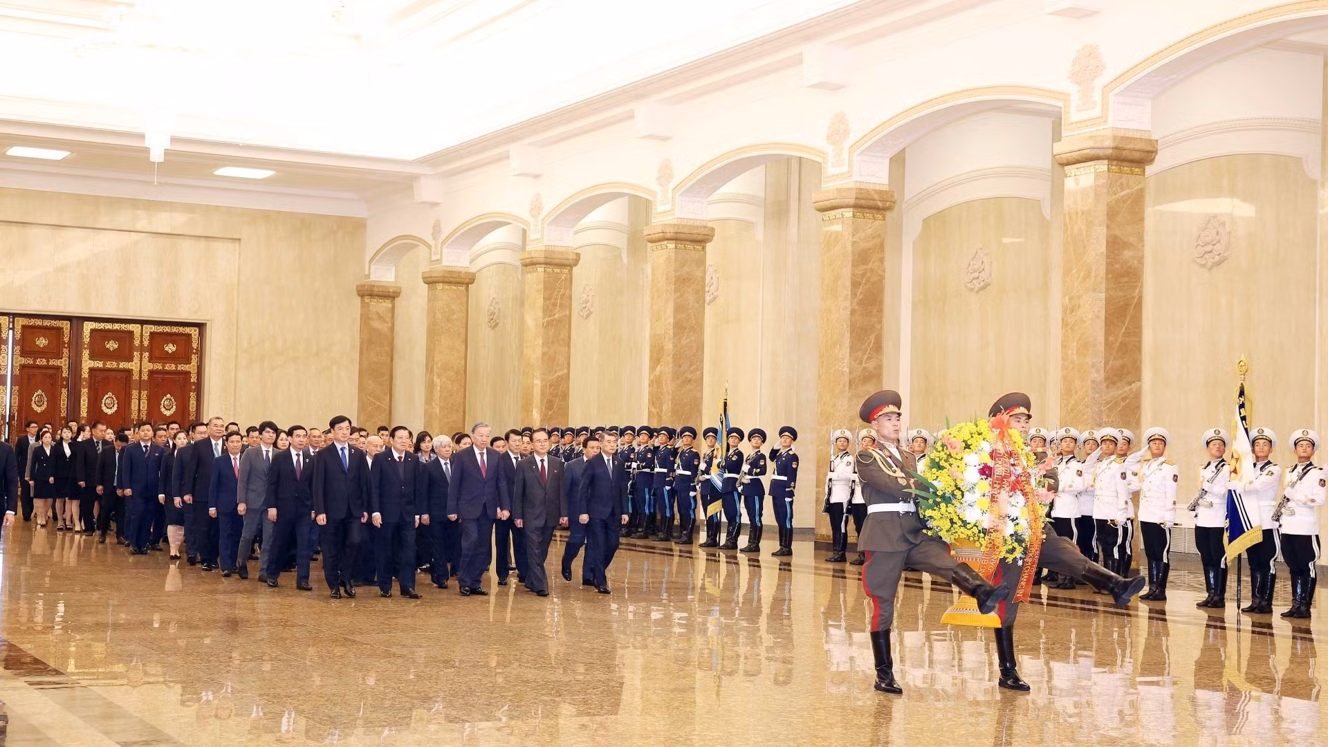 [Foto] Líder partidista de Vietnam coloca ofrenda floral en memoria de extintos líderes de Corea del Norte