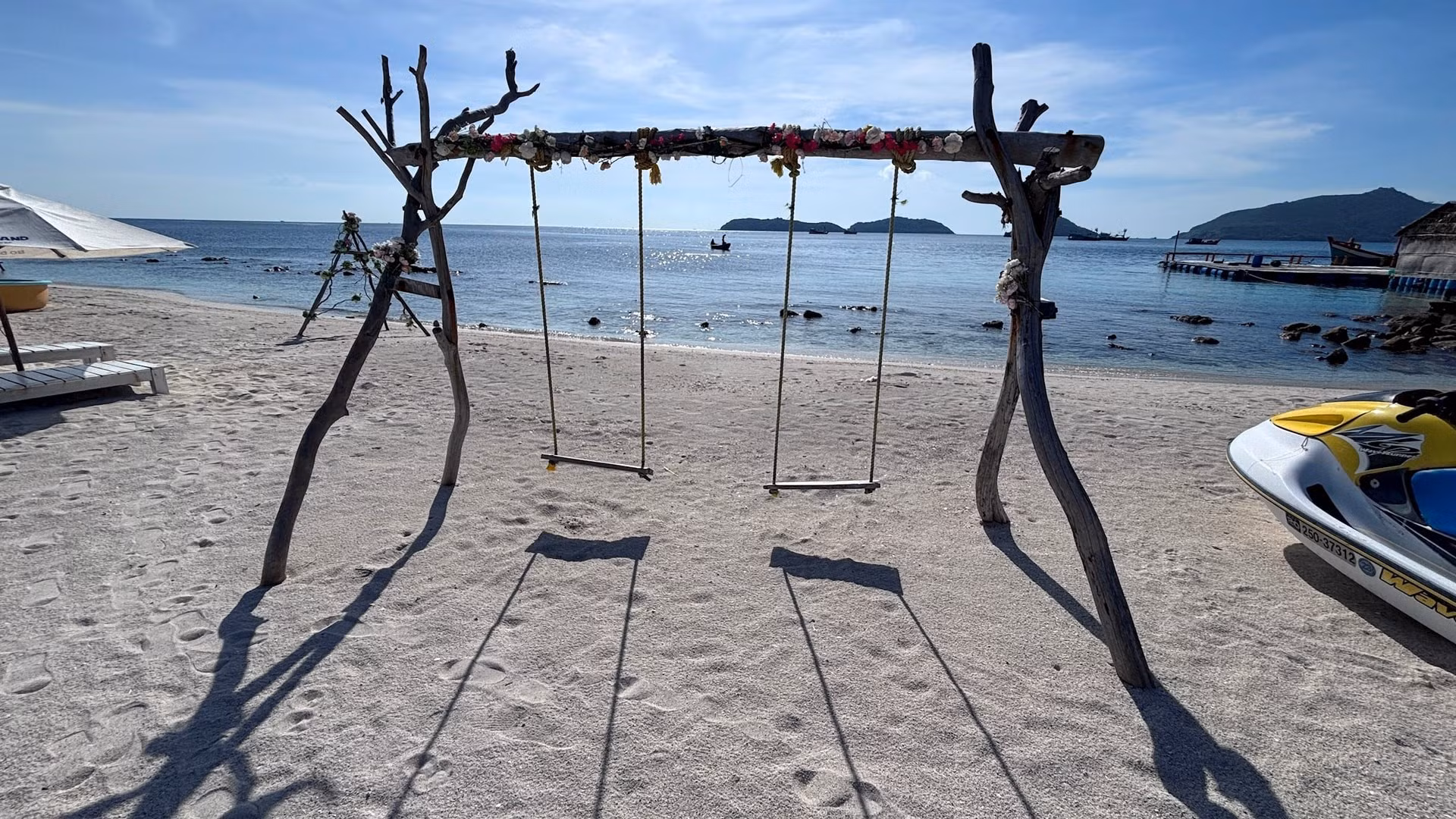 Una playa espera las huellas de quienes la descubran.