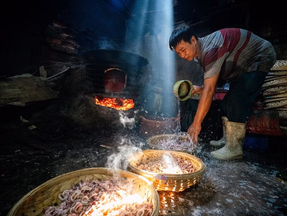 Según los trabajadores del puerto de Quy Nhon, la mayor afluencia de pescado y calamar se da entre marzo y septiembre. En esos meses, cuecen toneladas a diario. Cada tanda dura entre 15 y 20 minutos, y el trabajo nocturno suele prolongarse entre seis y ocho horas seguidas.